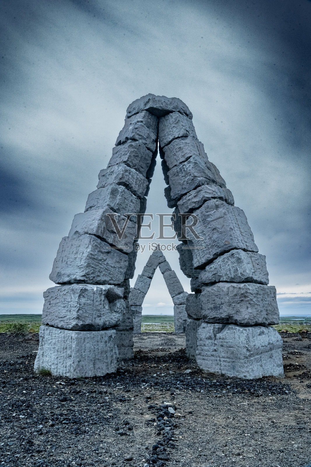 石拱结构与戏剧性的天空照片摄影图片