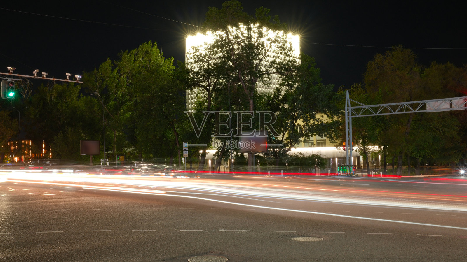 夜间交通灯长时间曝光照片摄影图片