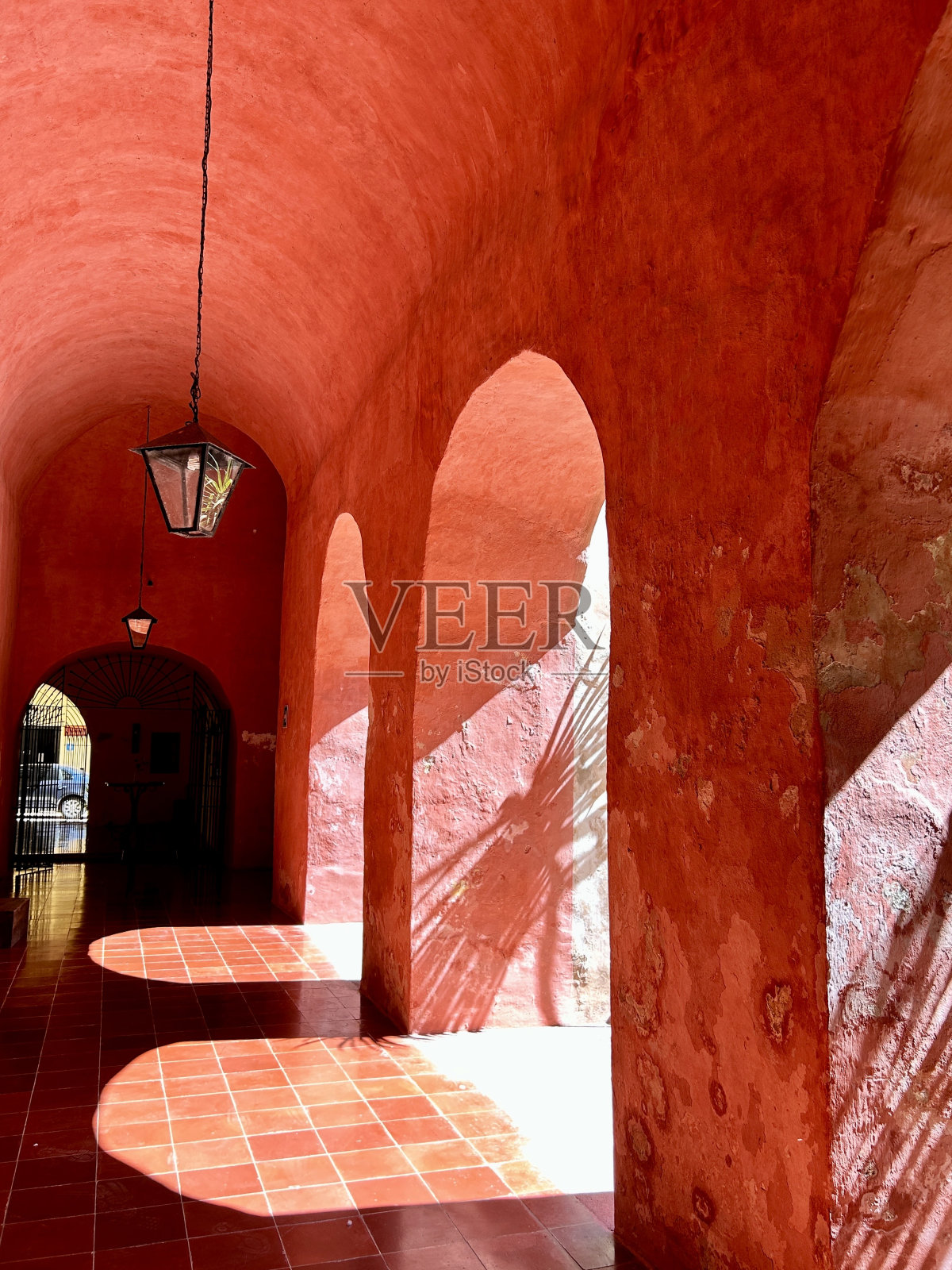 锡耶纳圣贝纳迪诺修道院的阳光拱门照片摄影图片