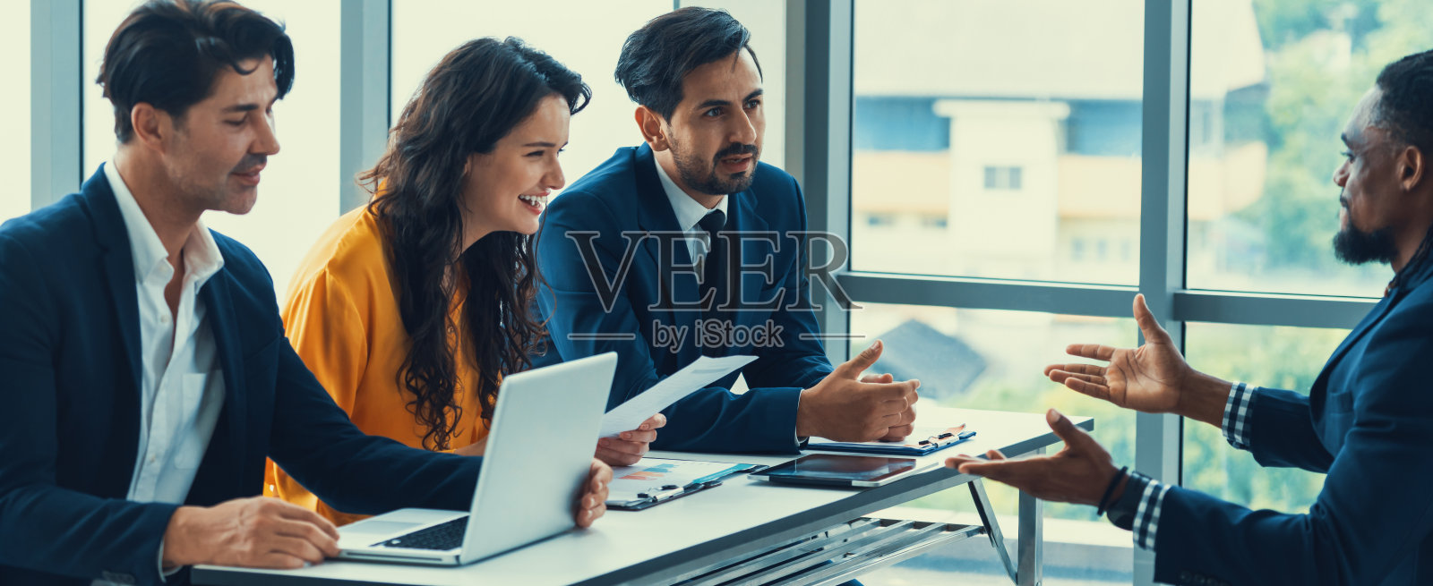 多元化招聘人员在明亮的办公室里面试候选人。知识分子。照片摄影图片