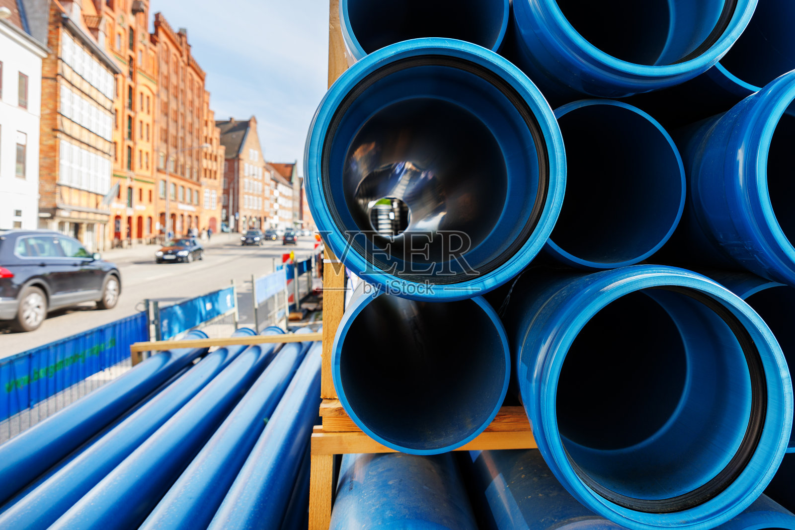 近景:德国城市街道基础设施施工现场，蓝色PVC管道堆放木托盘置换。城镇发展建设工业背景照片摄影图片