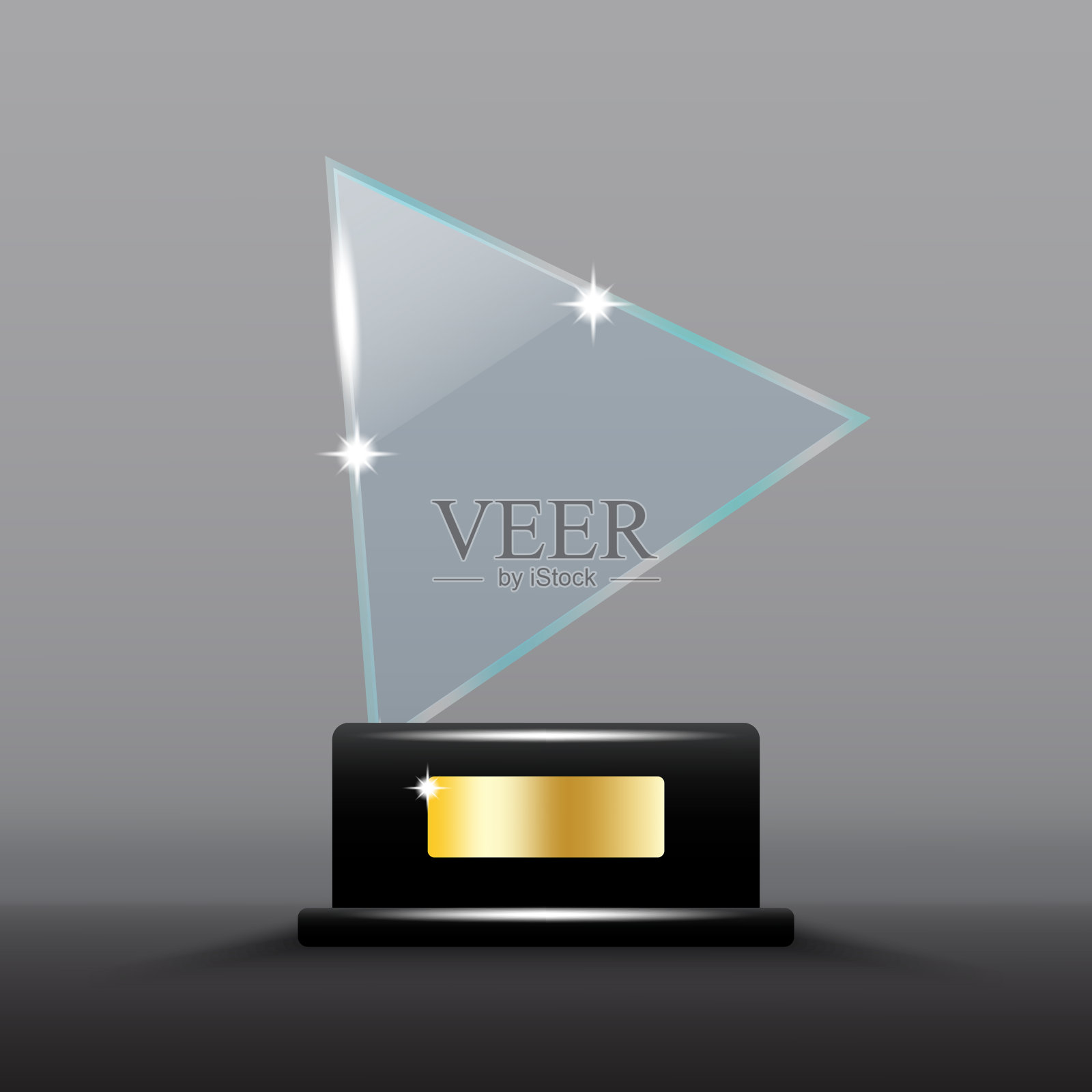 玻璃奖杯奖。透明的三角形形状与闪亮的亮点。黑色底座配金盘。插画图片素材