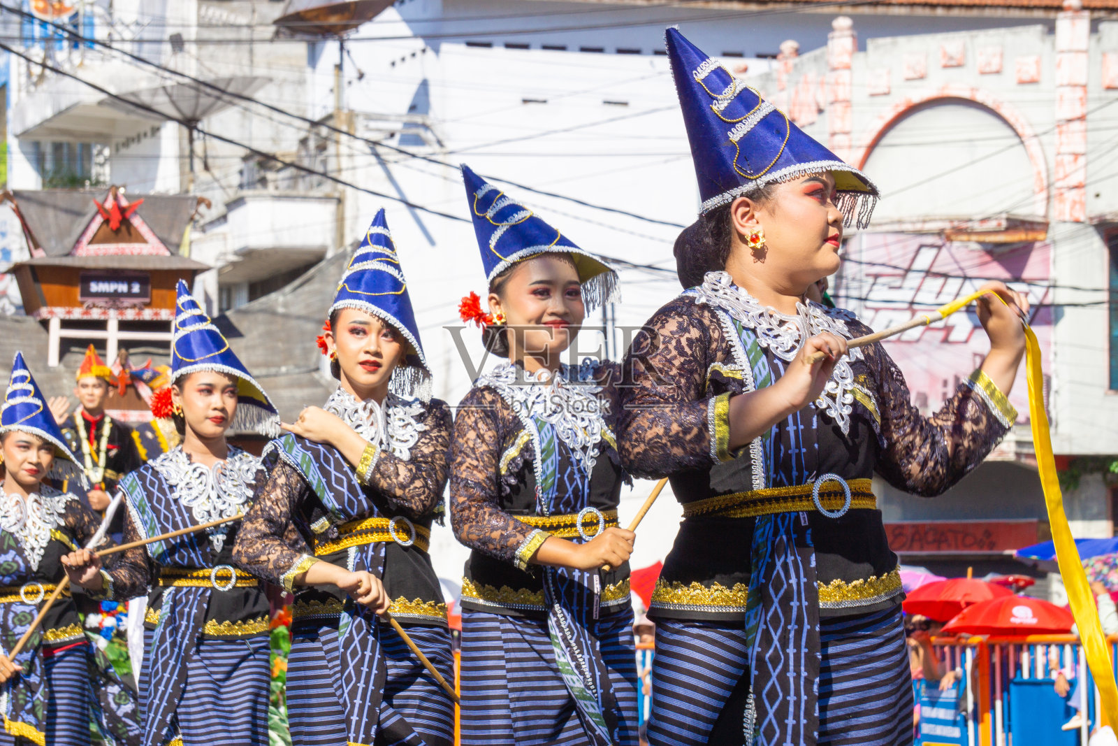 北苏门答腊的Pakpak Tatak Merjuma舞。Pakpak舞是一种欢迎舞蹈或供品，比如欢迎传统的铅舞照片摄影图片