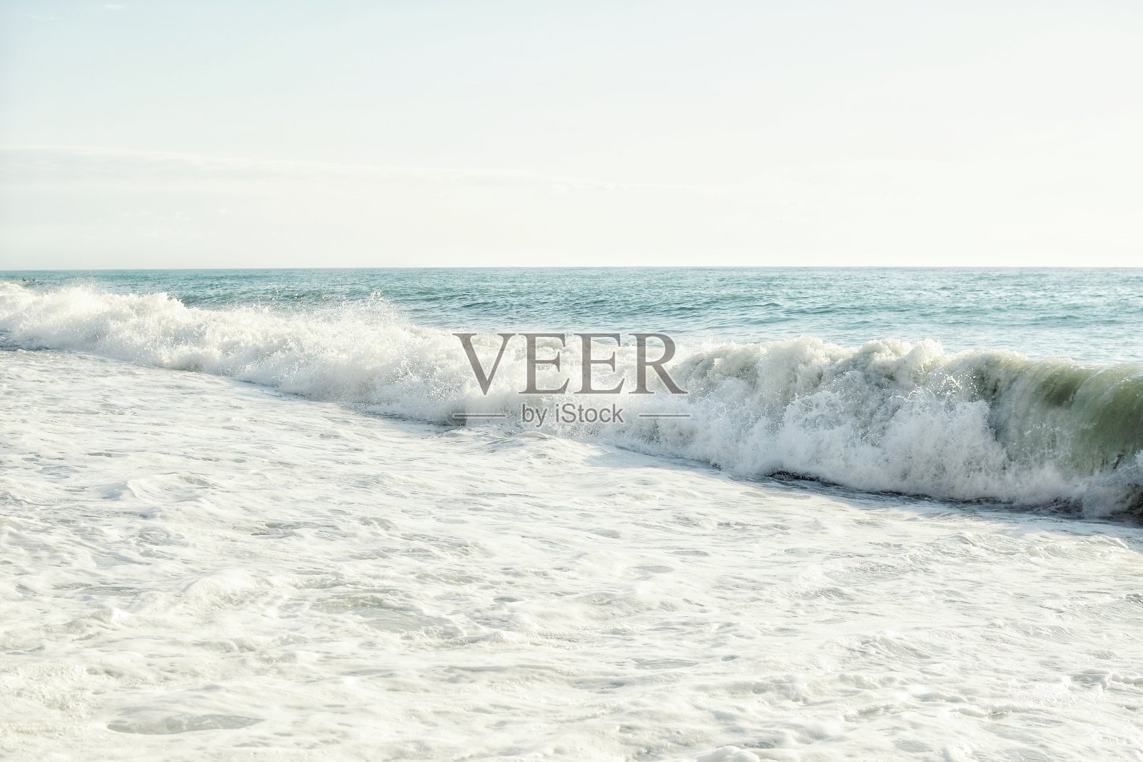 大海里的大浪。美丽的大海在明媚的晨光下溅起水花。照片摄影图片