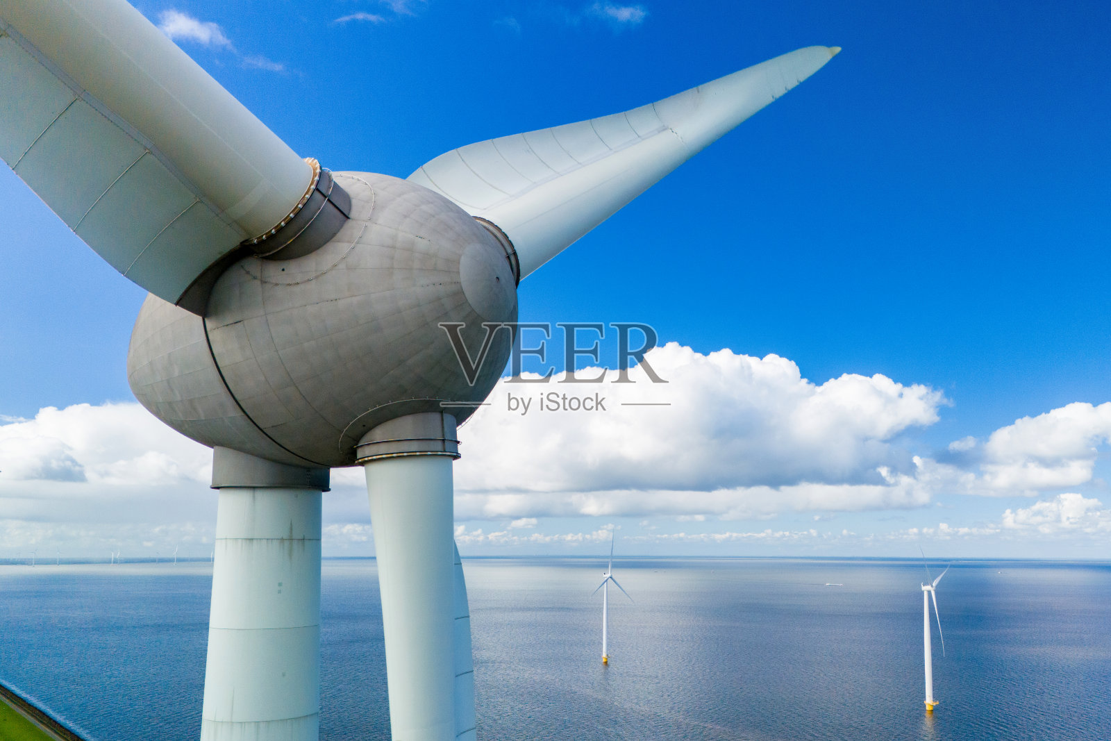 Flevoland风车涡轮机象征着荷兰对绿色能源转型的承诺照片摄影图片