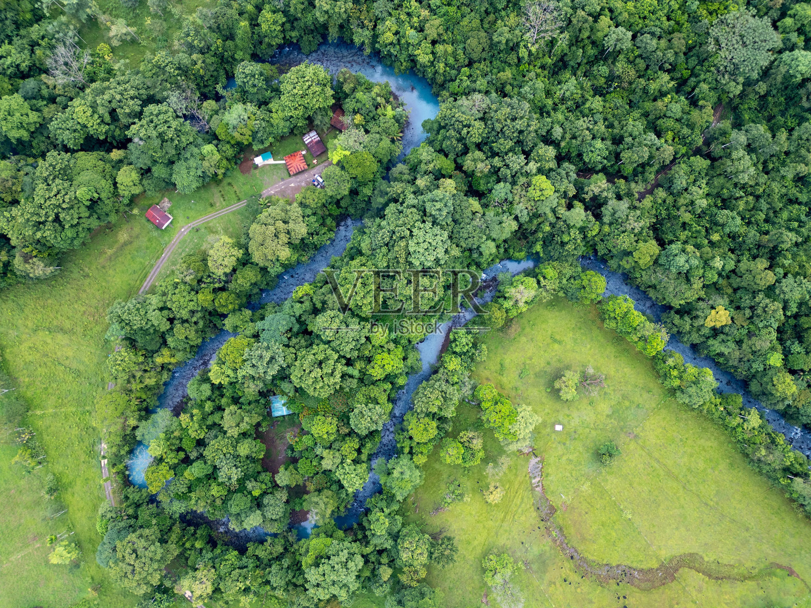 从空中俯瞰塞莱斯特河，穿过哥斯达黎加茂密的绿色森林照片摄影图片