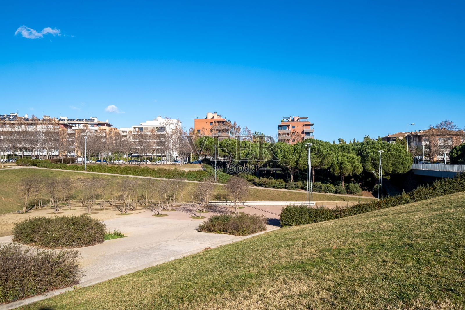 西班牙郊区有房子、树木和远山的风景照片摄影图片