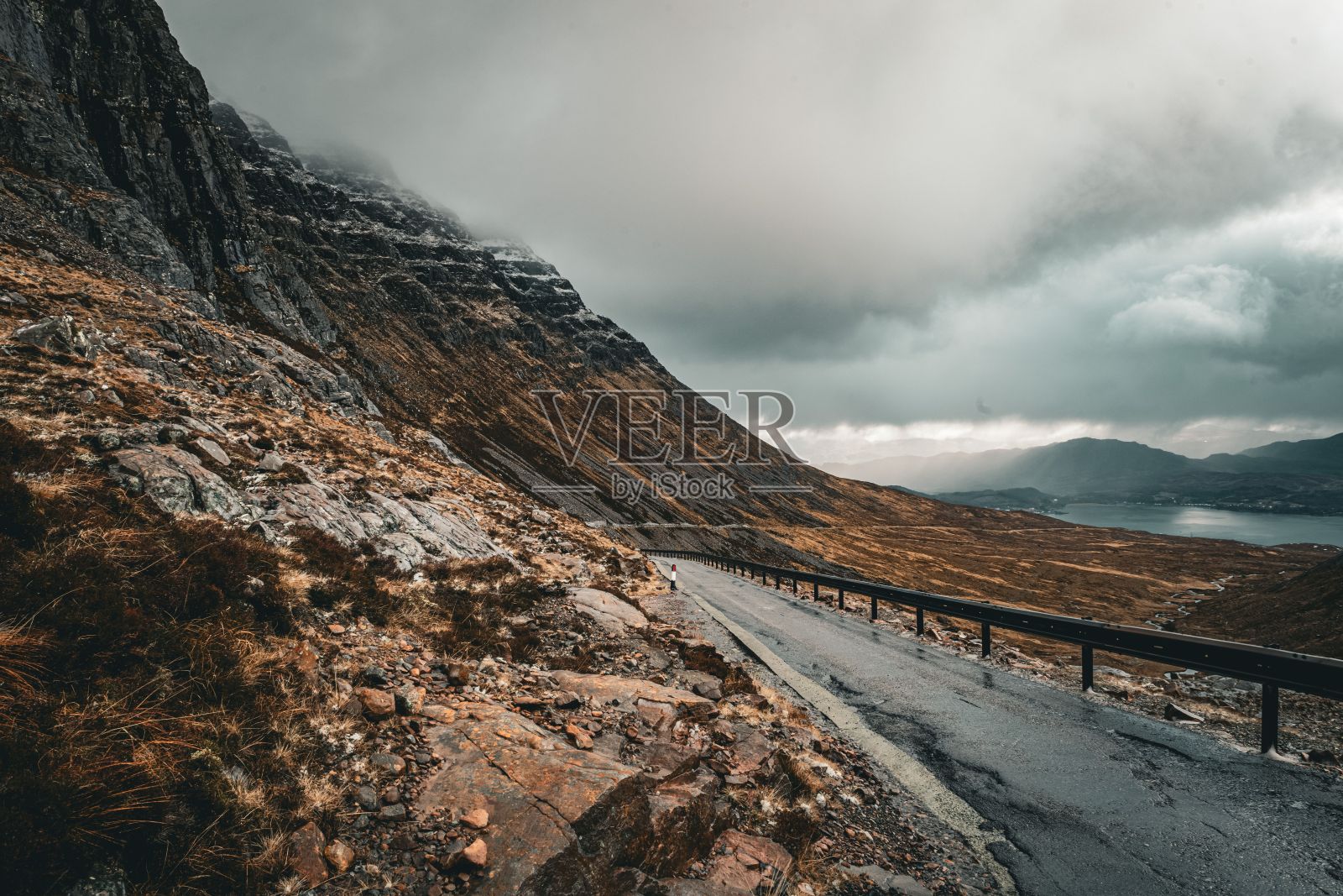 苏格兰高地多云天空下蜿蜒的山路照片摄影图片