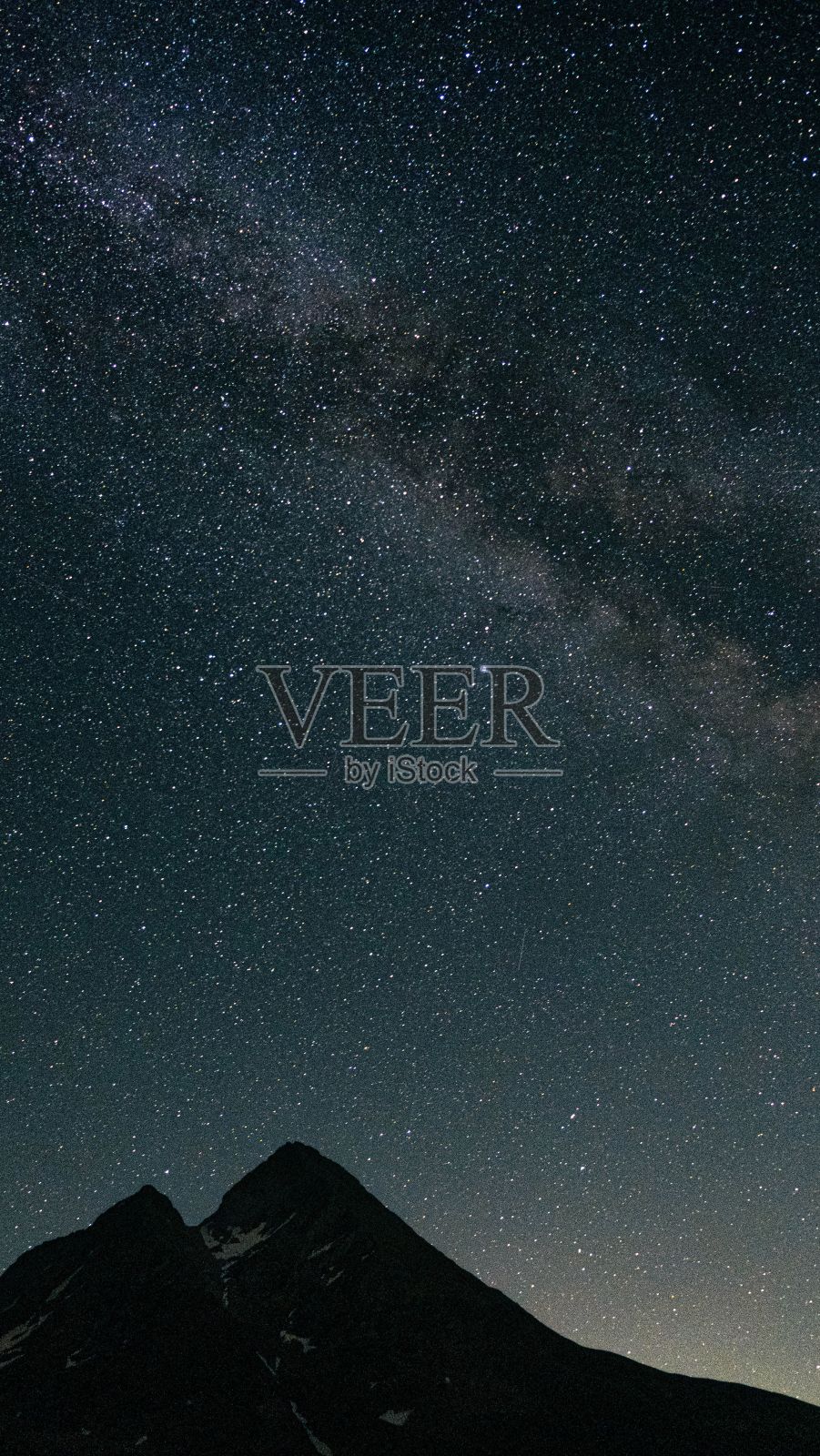 在意大利里亚莱，星空在山脉上方的垂直拍摄，可以看到银河系照片摄影图片