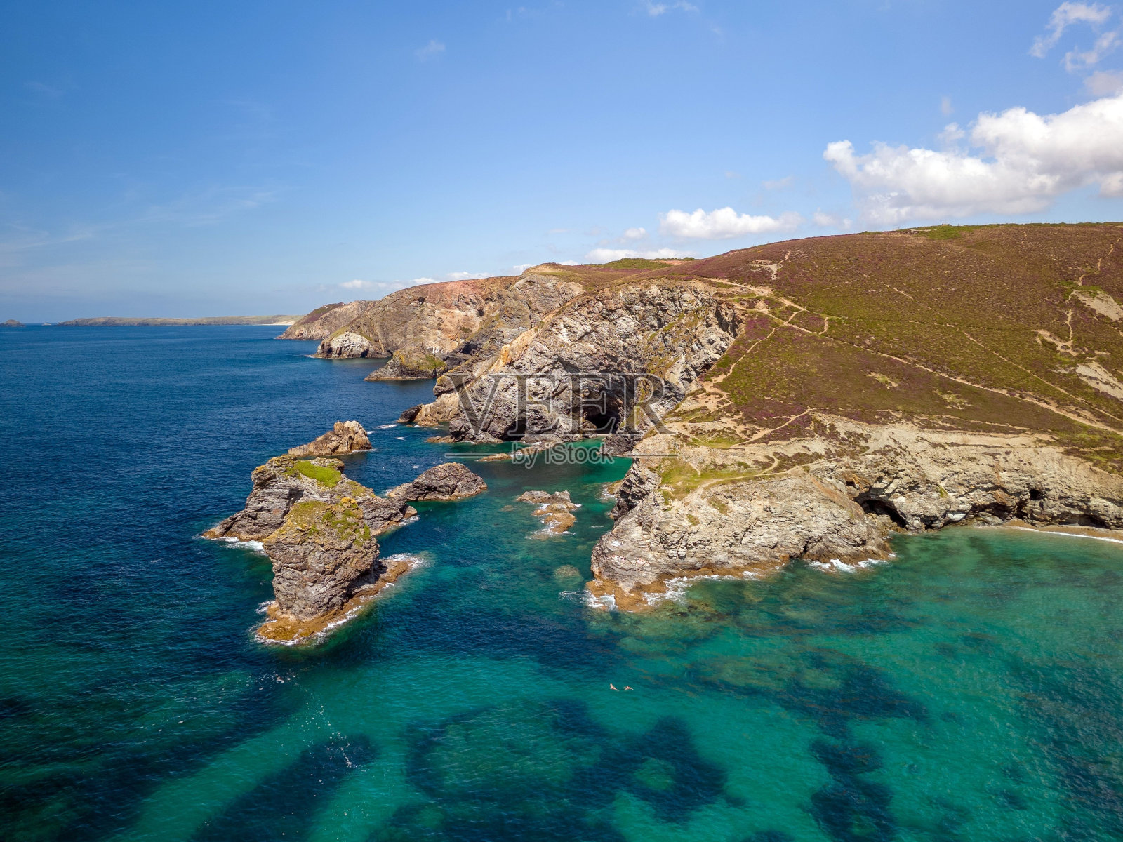 在一个阳光明媚的日子里，无人机拍摄了英国英格兰康沃尔崎岖的海岸线照片摄影图片