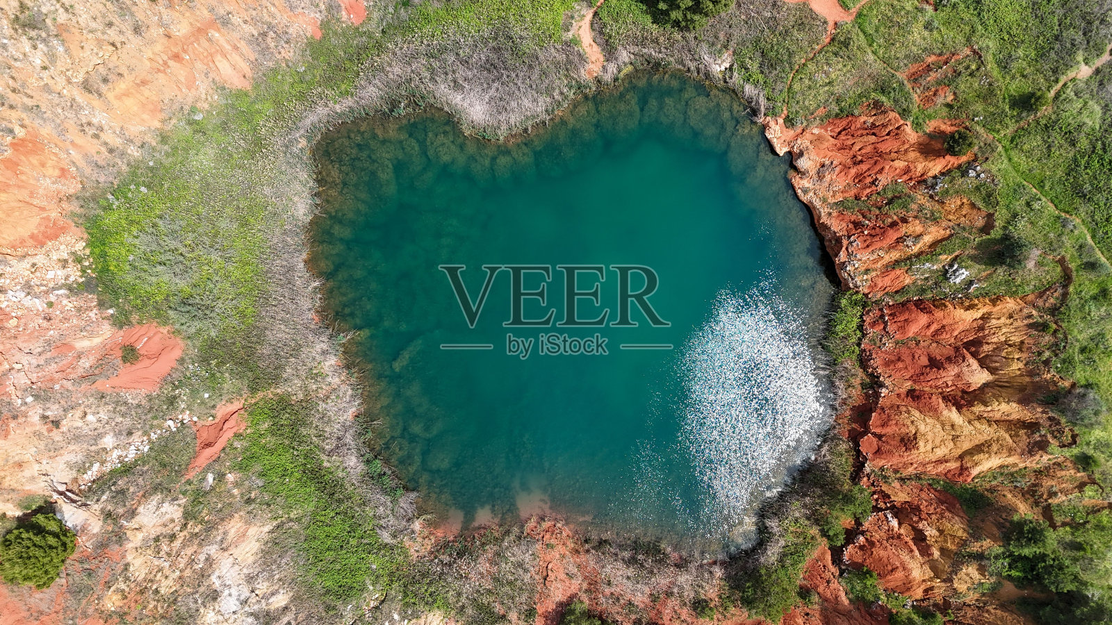 令人叹为观止的鸟瞰图在奥特朗托铝土矿洞，普利亚。照片摄影图片