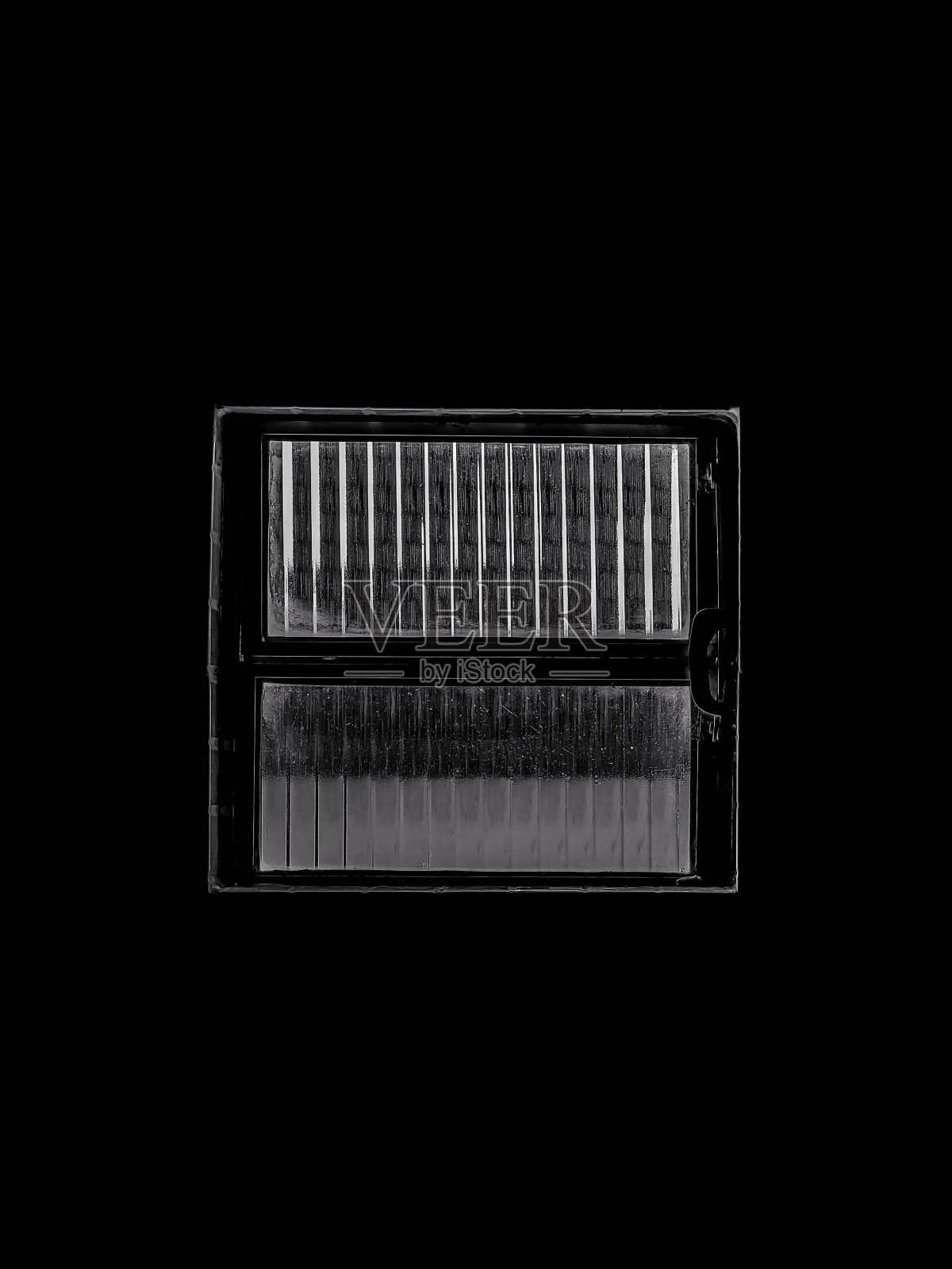 一个空的塑料杆架，安装在有暗反射的反射表面上照片摄影图片