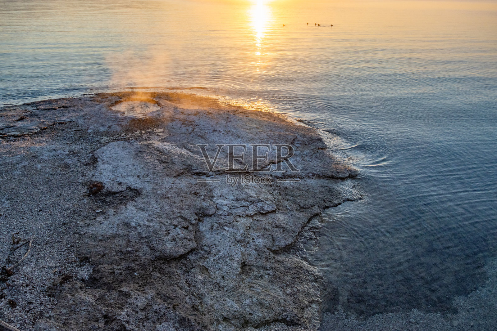 位于怀俄明州黄石国家公园西拇指间歇泉盆地的黄石湖上的大锥照片摄影图片