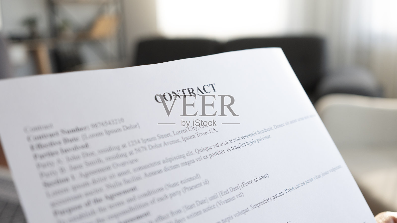 在家里的特写合同纸照片摄影图片