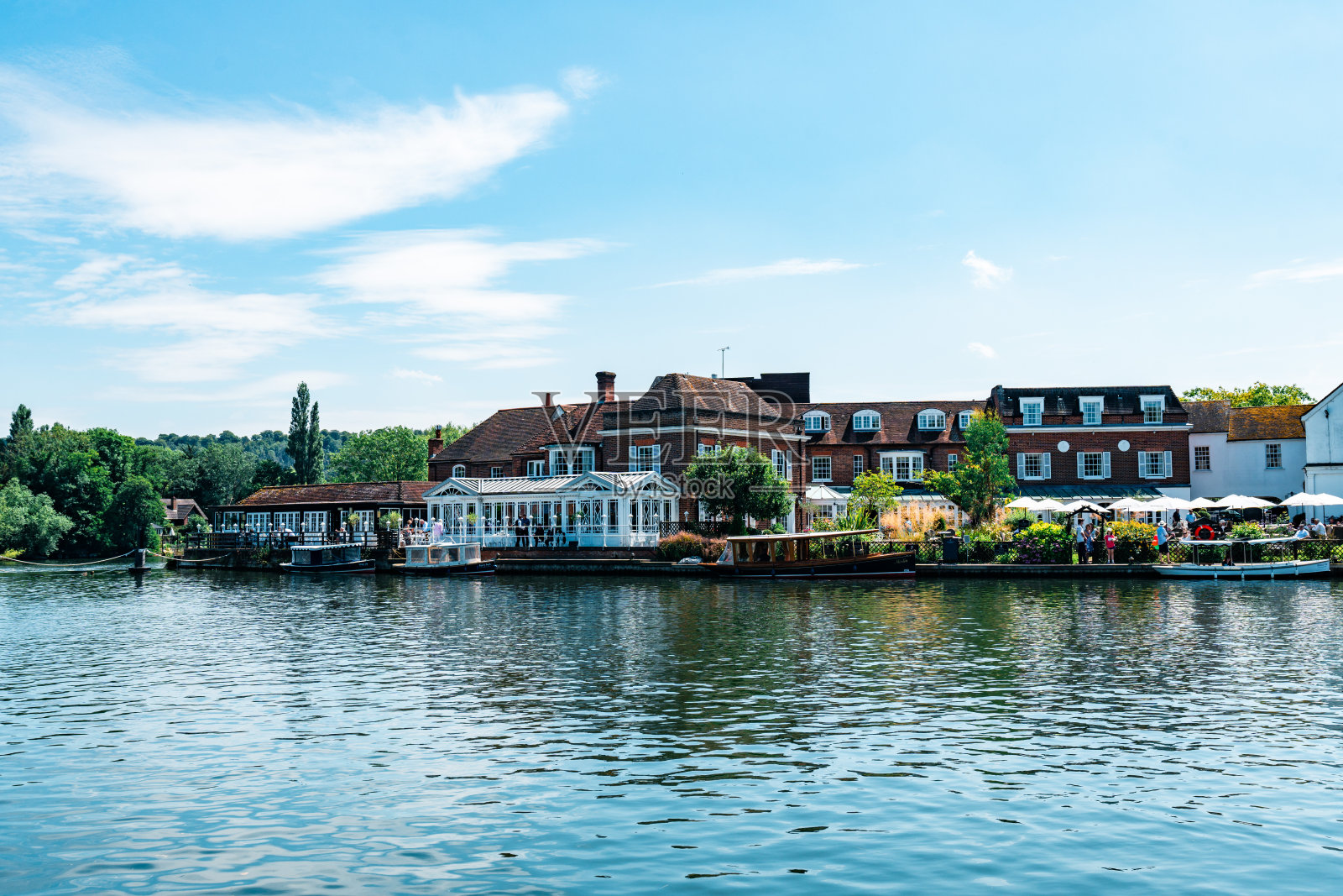 夏天的泰晤士河，英格兰白金汉郡马洛照片摄影图片