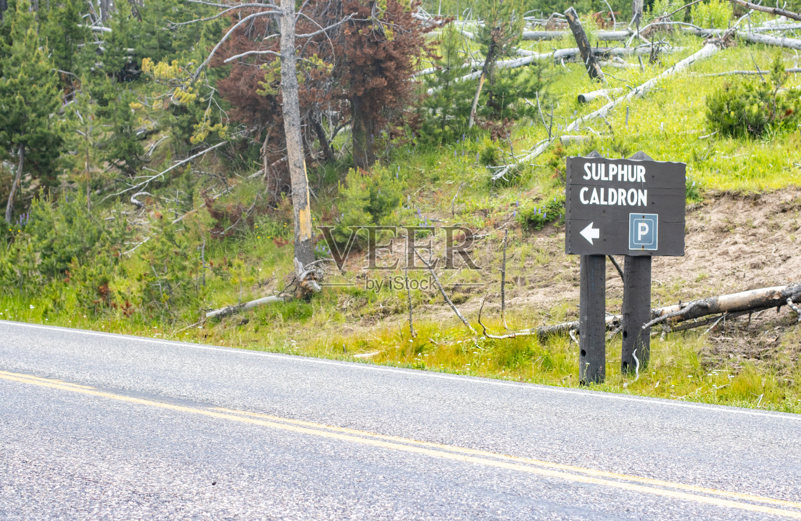 通往怀俄明州黄石国家公园泥火山区的硫磺大锅泥罐的路标照片摄影图片