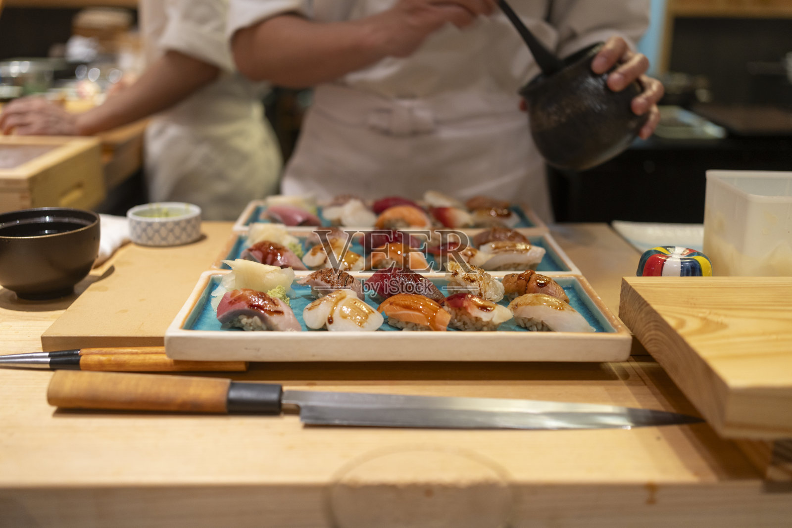 厨师正在餐厅里做日式大酱照片摄影图片