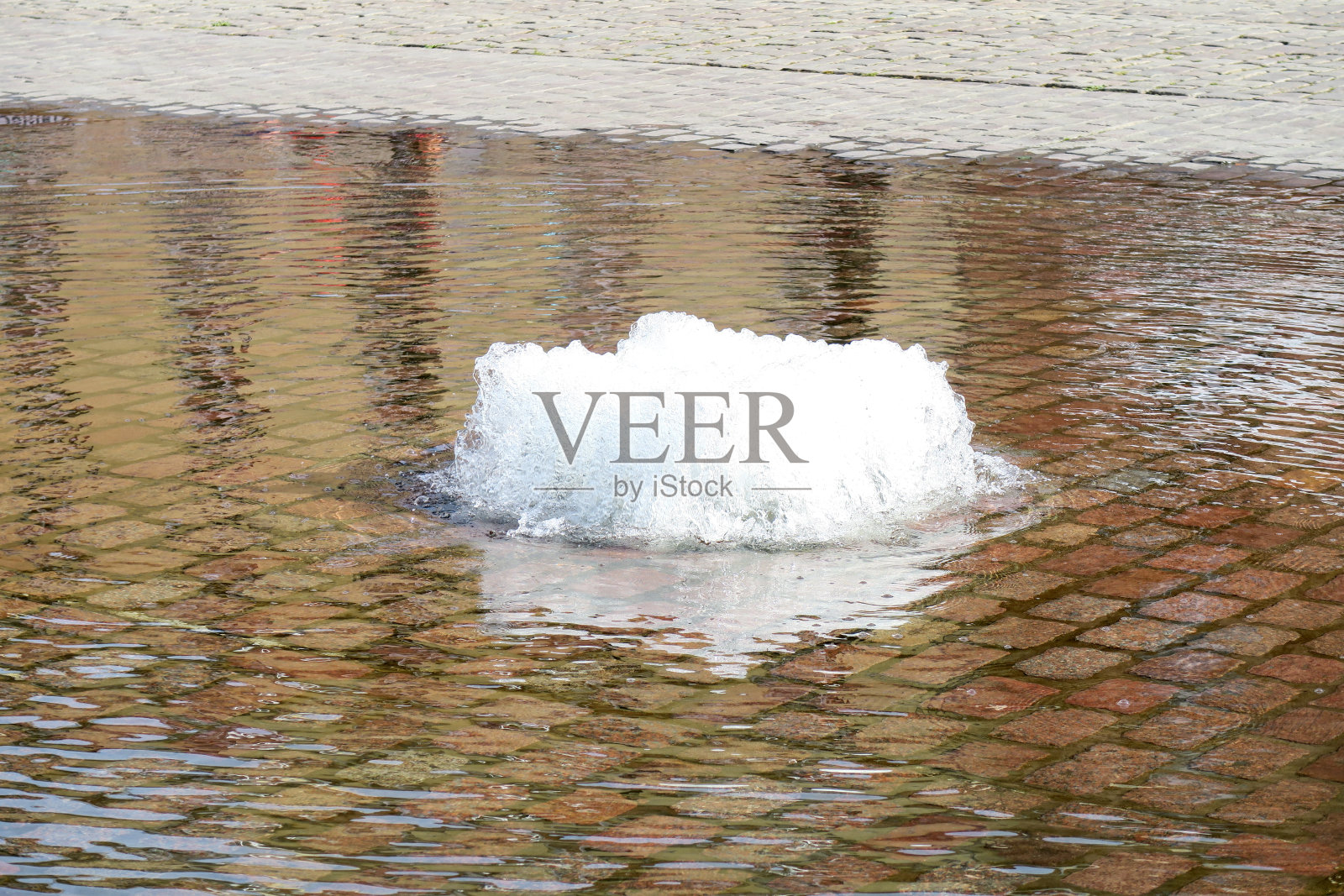 城市市场上的小喷泉照片摄影图片