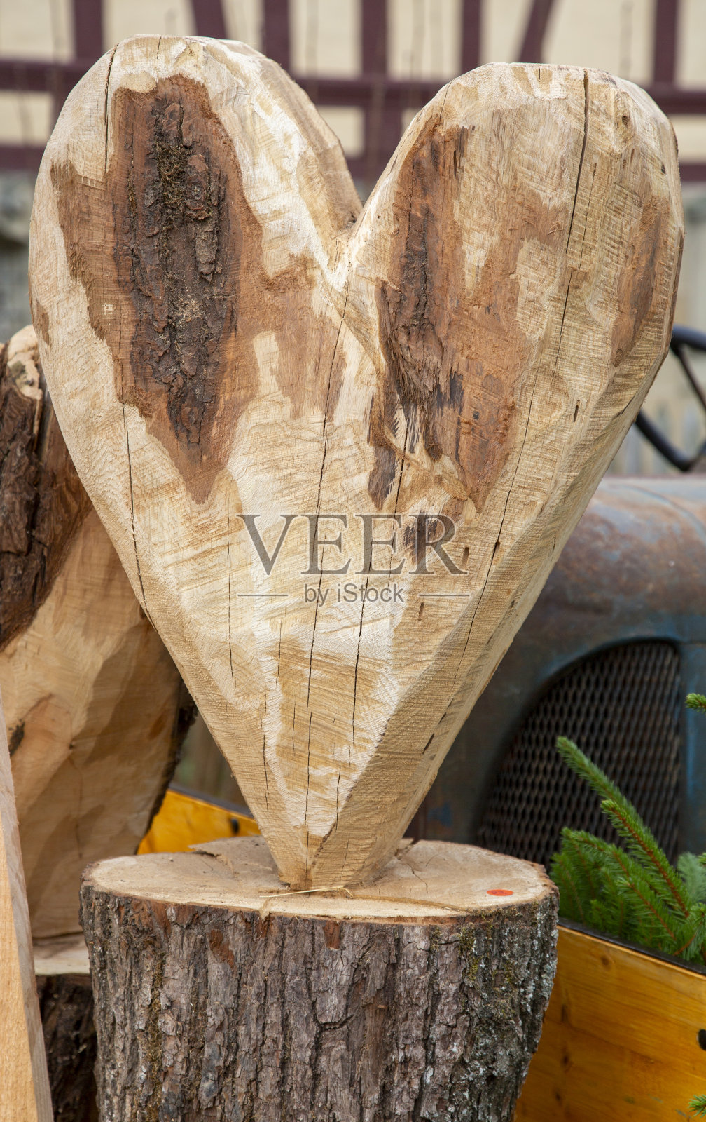 用圆木雕刻或锯成的木心照片摄影图片