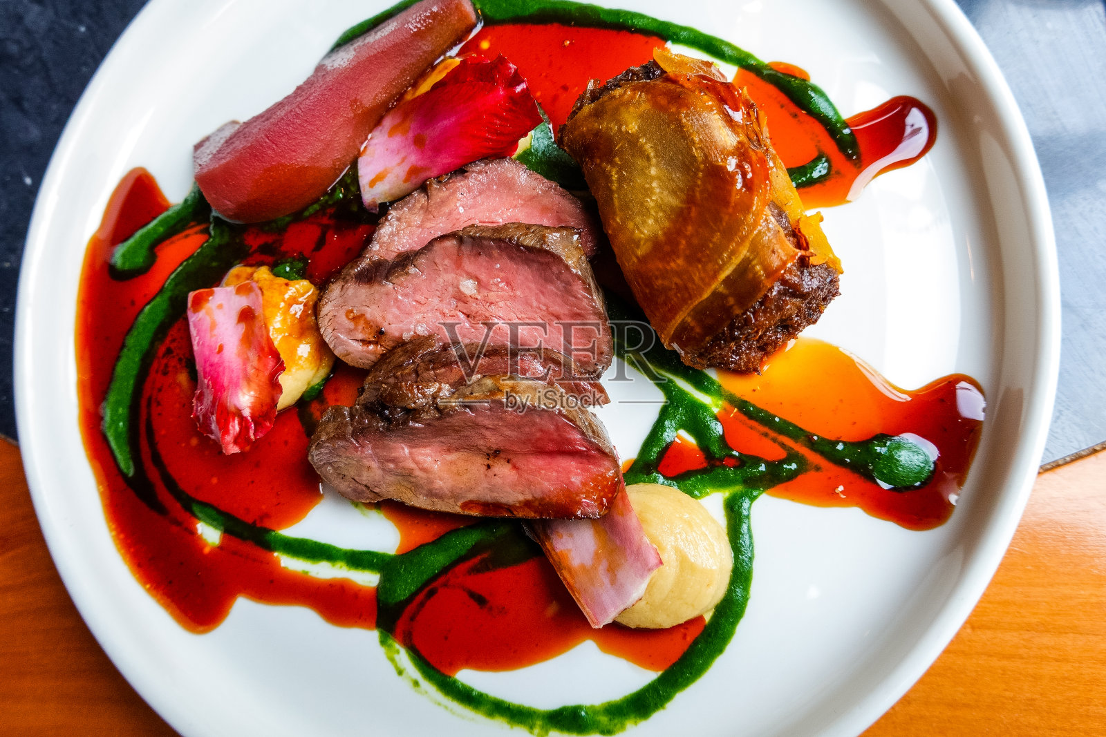 用牛肉片装饰的白色盘子照片摄影图片