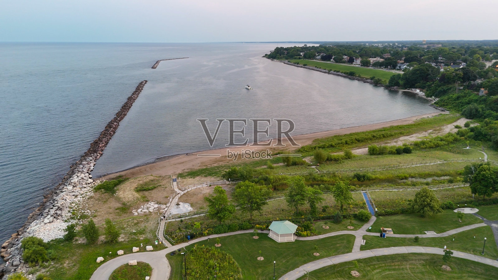 日落时分，威斯康辛州密歇根湖边的拉辛镇鸟瞰图照片摄影图片