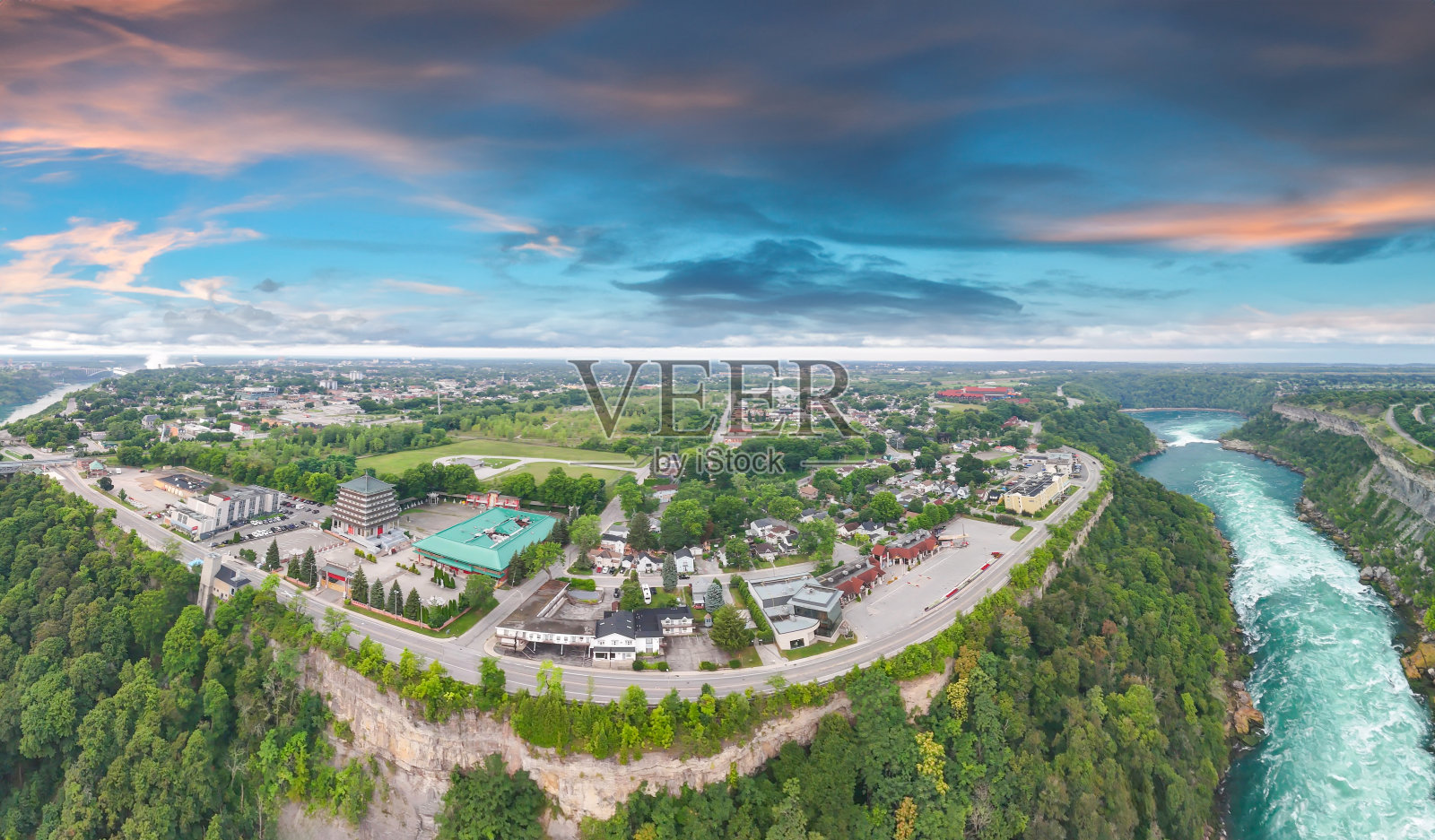 鸟瞰尼亚加拉瀑布河和峡谷，加拿大和美国边境照片摄影图片