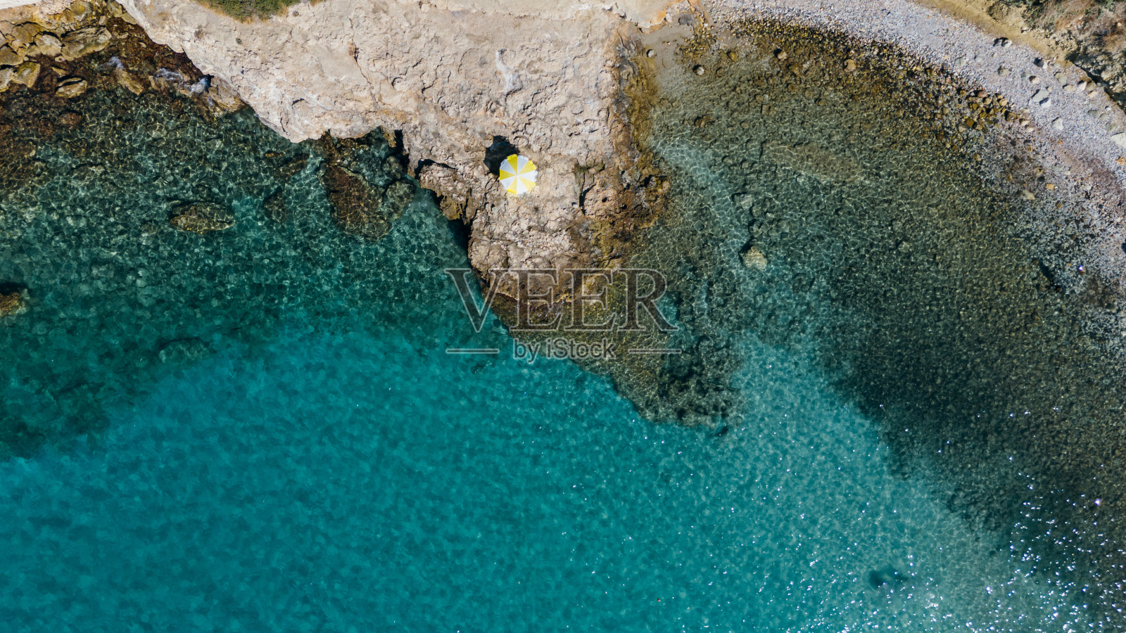近海黄色沙滩伞和日光浴床，鸟瞰图照片摄影图片