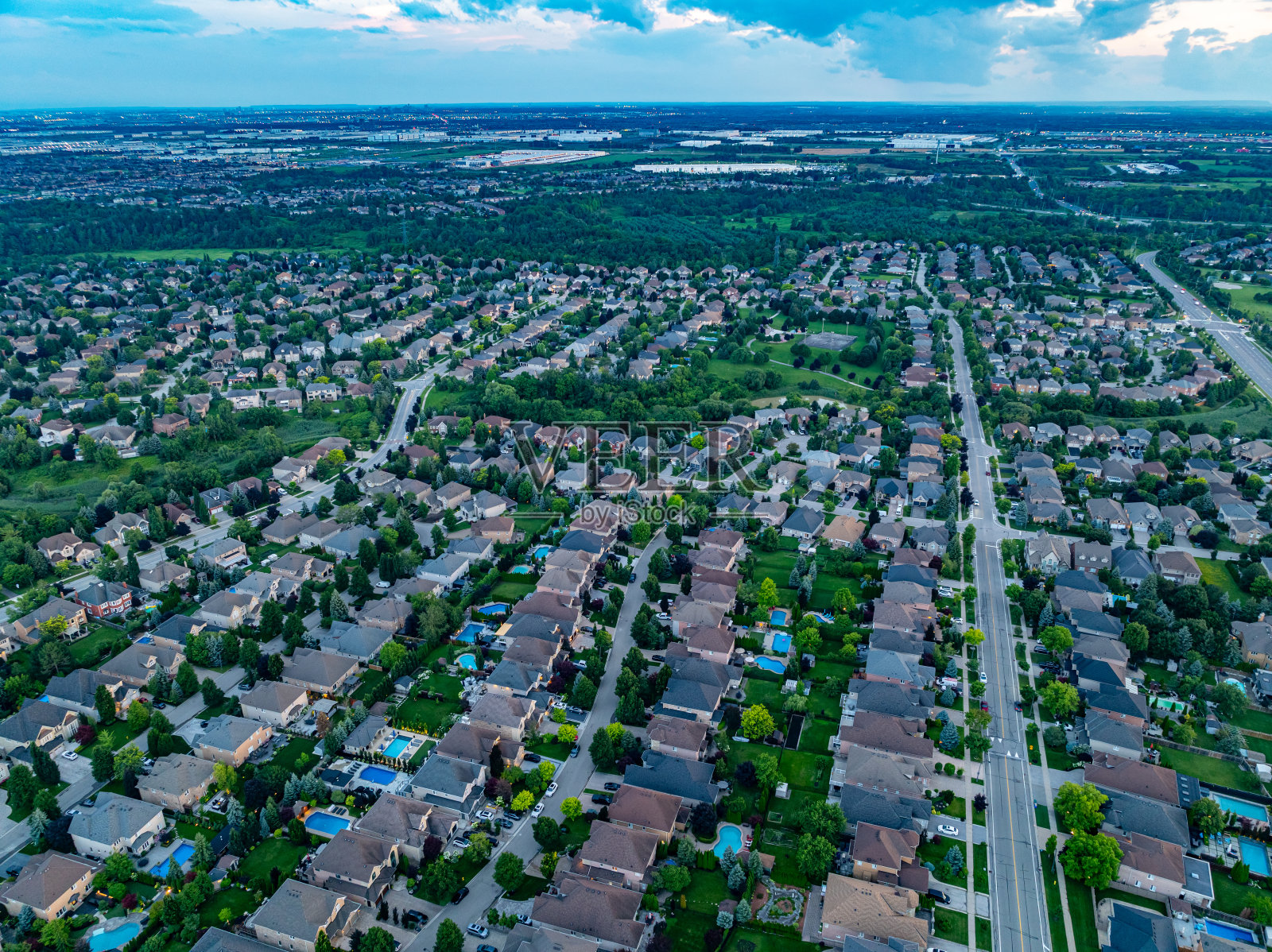加拿大伍德布里奇卢瑟福路和伊斯灵顿大道的博伊德街区照片摄影图片