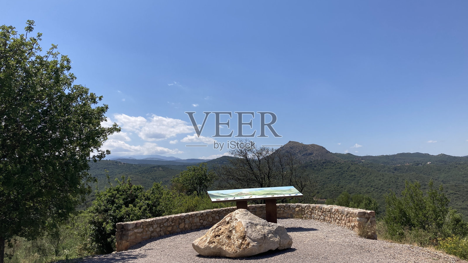 科尔比埃山脉全景照片摄影图片