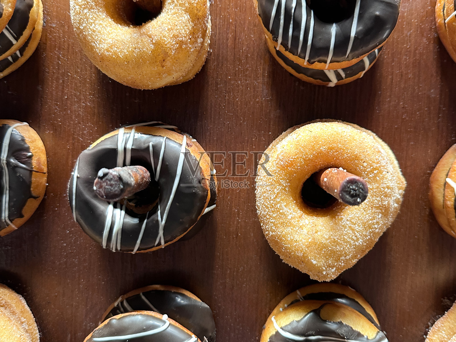 糖霜甜甜圈墙展示全画幅照片照片摄影图片