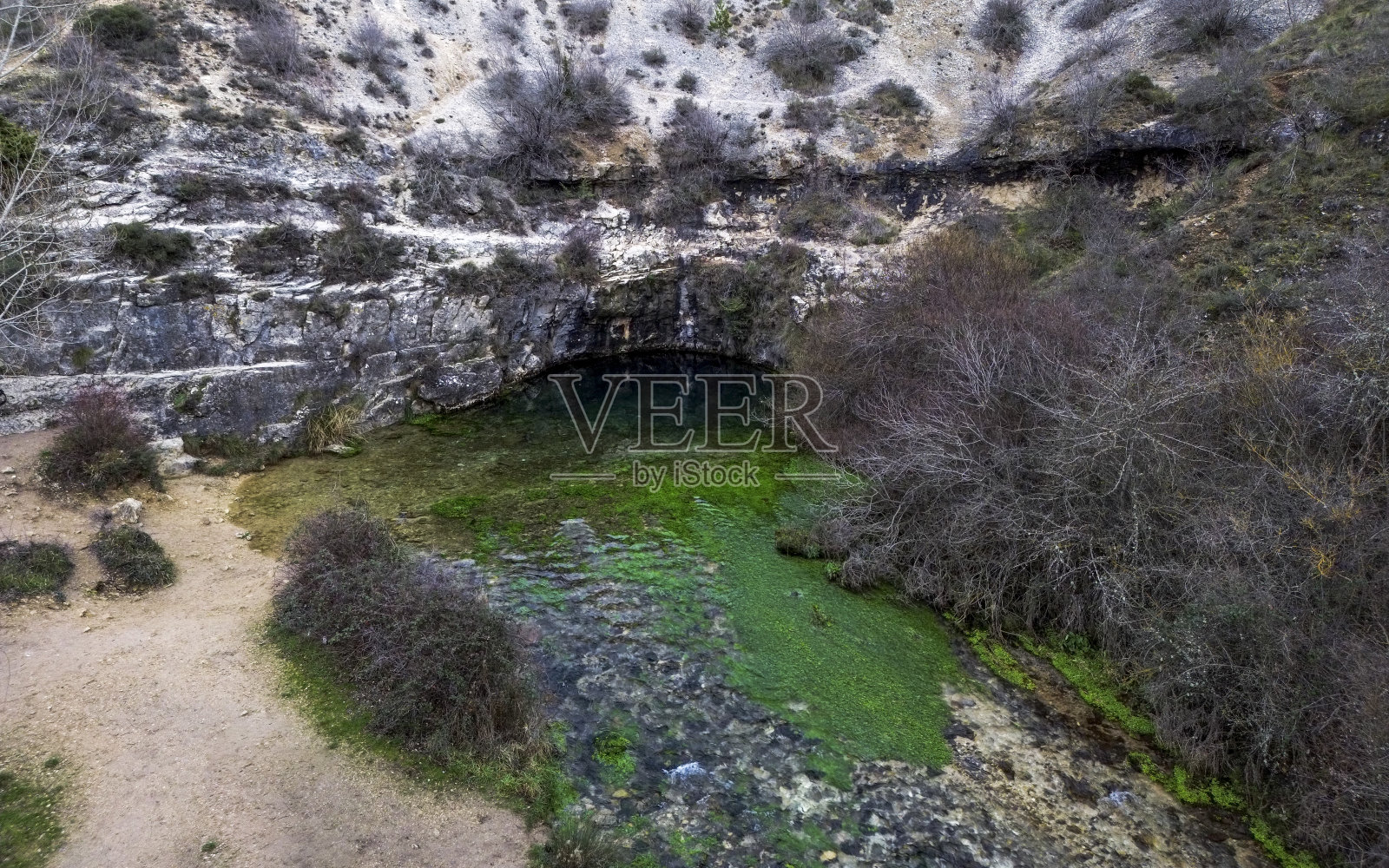 科瓦内拉的蓝色水潭，西班牙布尔戈斯照片摄影图片