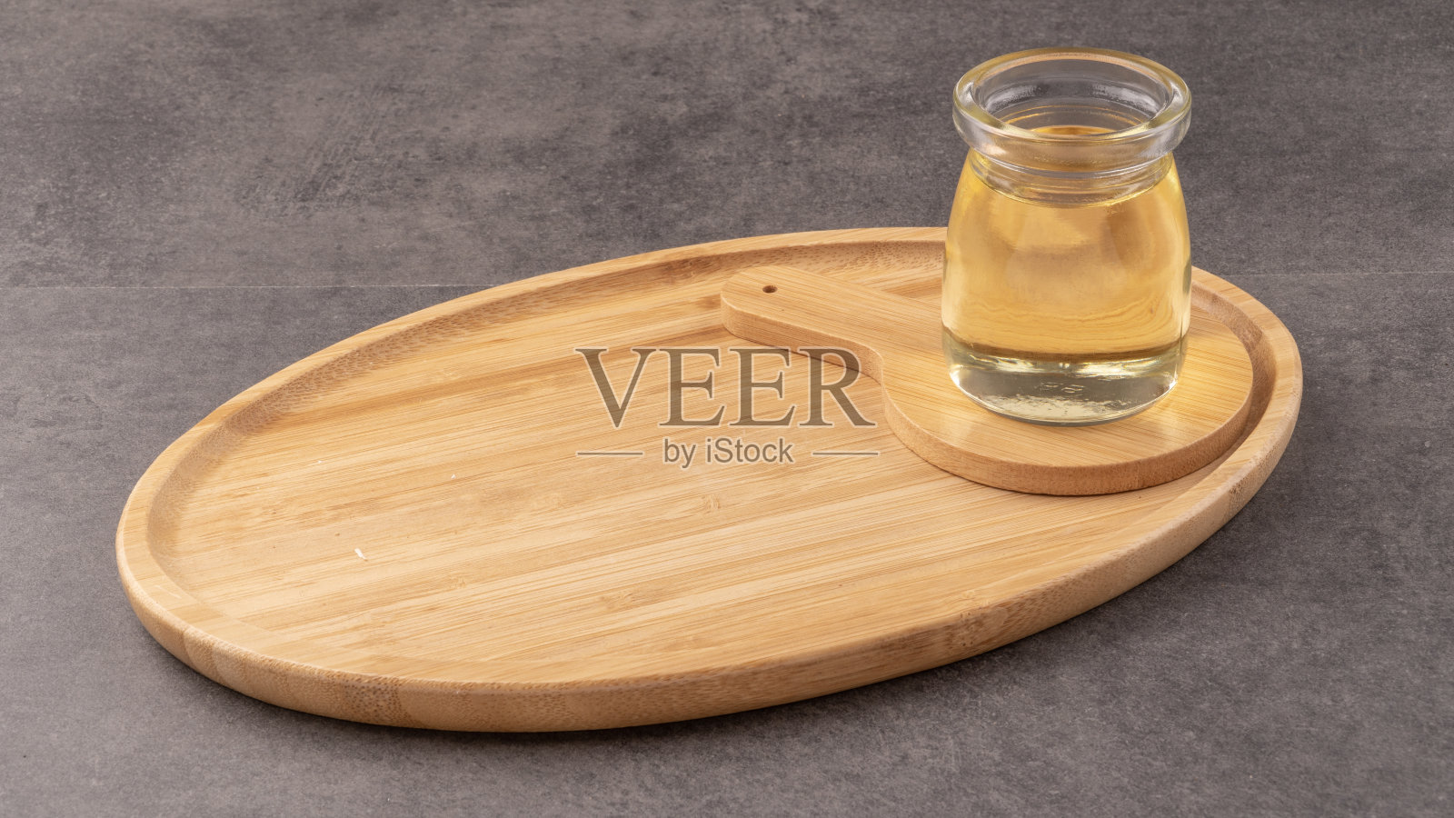 木制托盘和玻璃瓶。含有空白和玉米和油。照片摄影图片