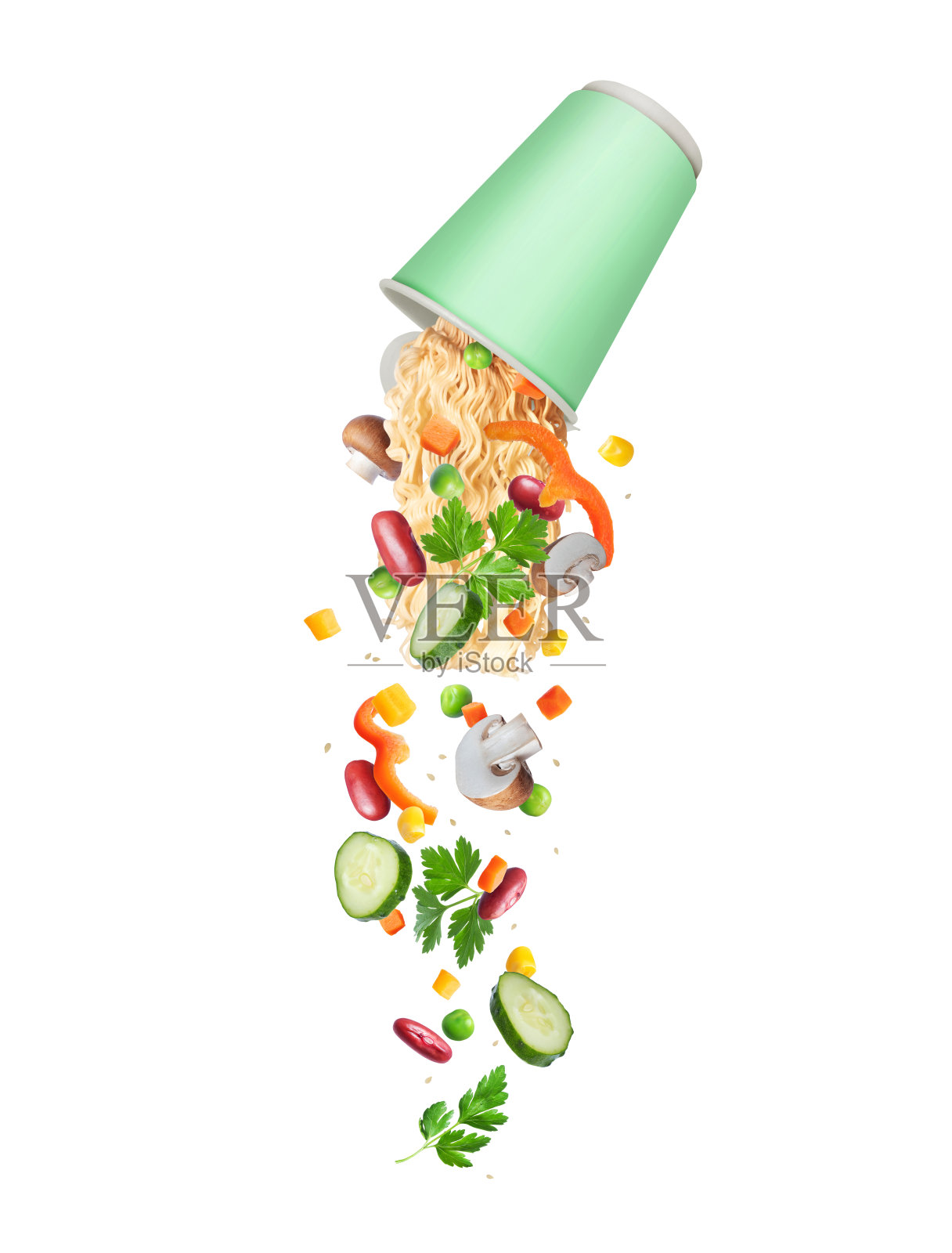 蔬菜泡面从白色背景的硬纸板杯中掉出来照片摄影图片