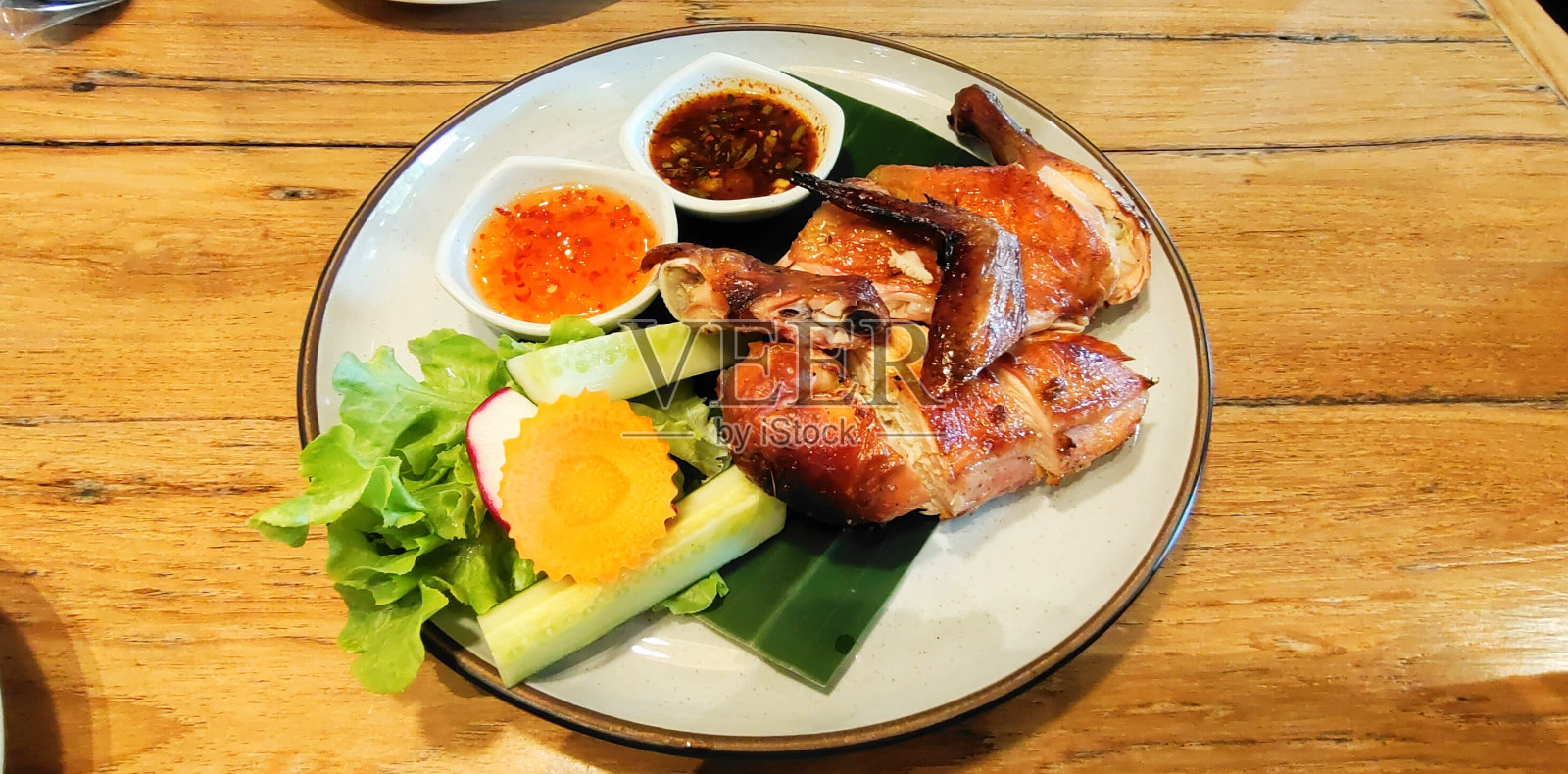 泰式食物:烤鸡配泰式辣酱照片摄影图片