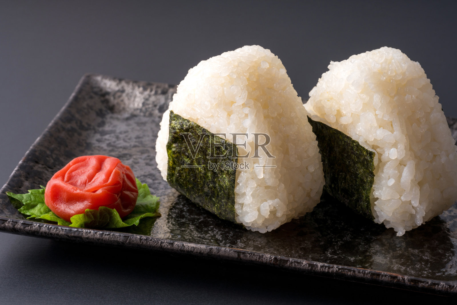 日式饭团和腌梅子。新大米的形象。照片摄影图片