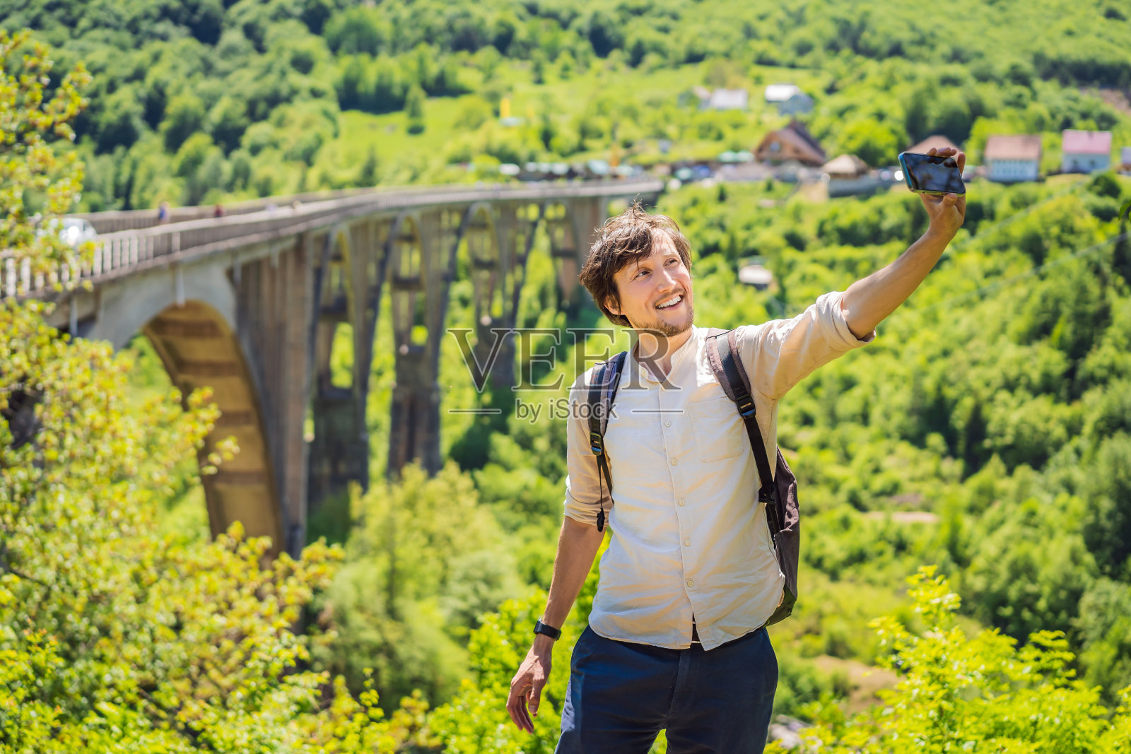 黑山。一名游客在塔拉河上的Dzhurdzhevich桥的背景。黑山旅游概念。黑山风景一个不满的女孩坐在咖啡桌旁的肖像照片摄影图片