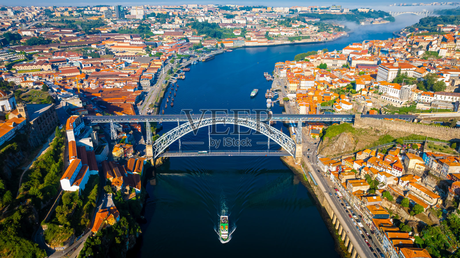 波尔图的路易斯一世桥，波尔图是葡萄牙西北部的一个沿海城市，以其庄严的桥梁和波特酒而闻名照片摄影图片