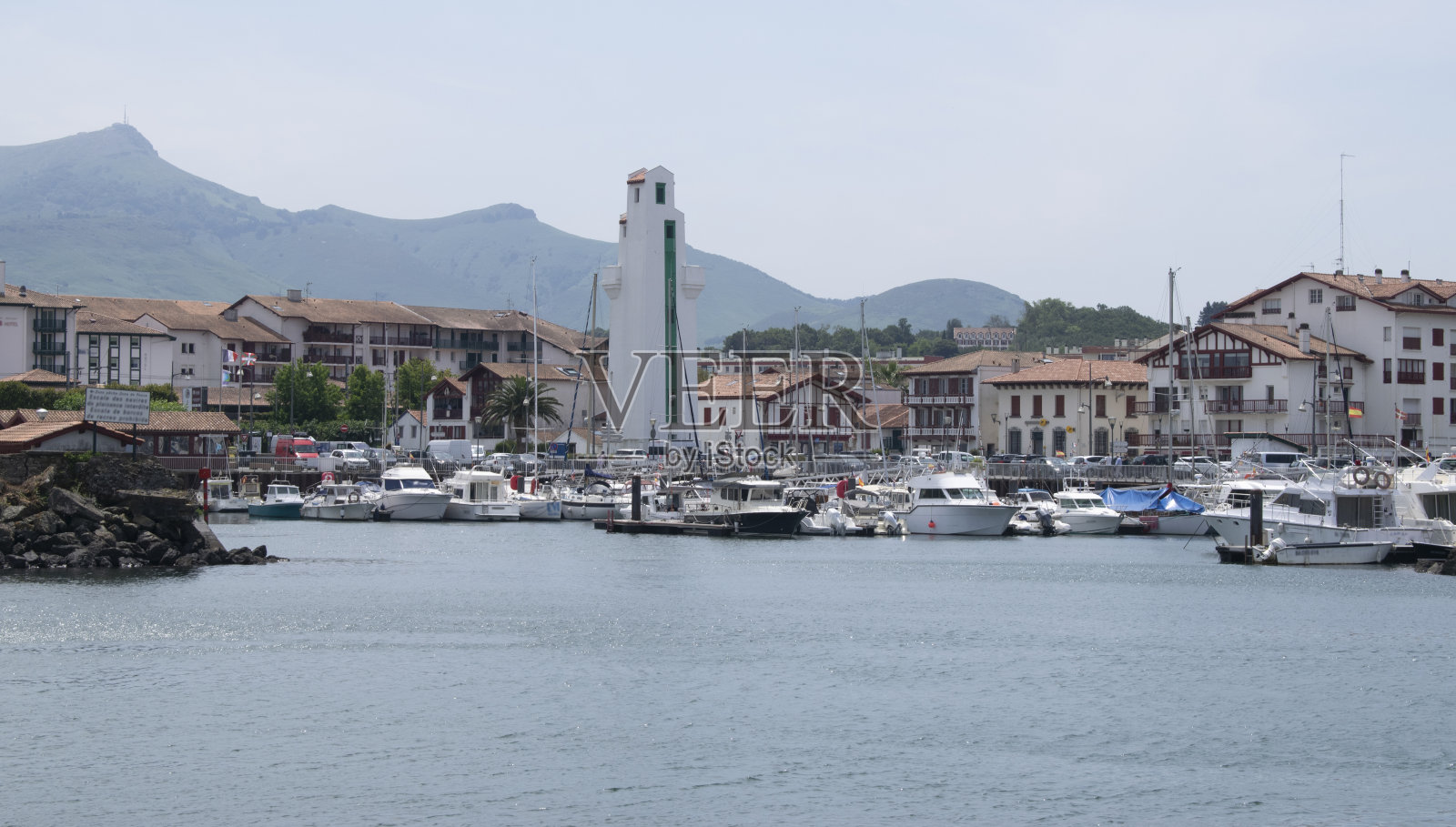 海岸全景与港口在圣让德卢兹的夏天，法国照片摄影图片