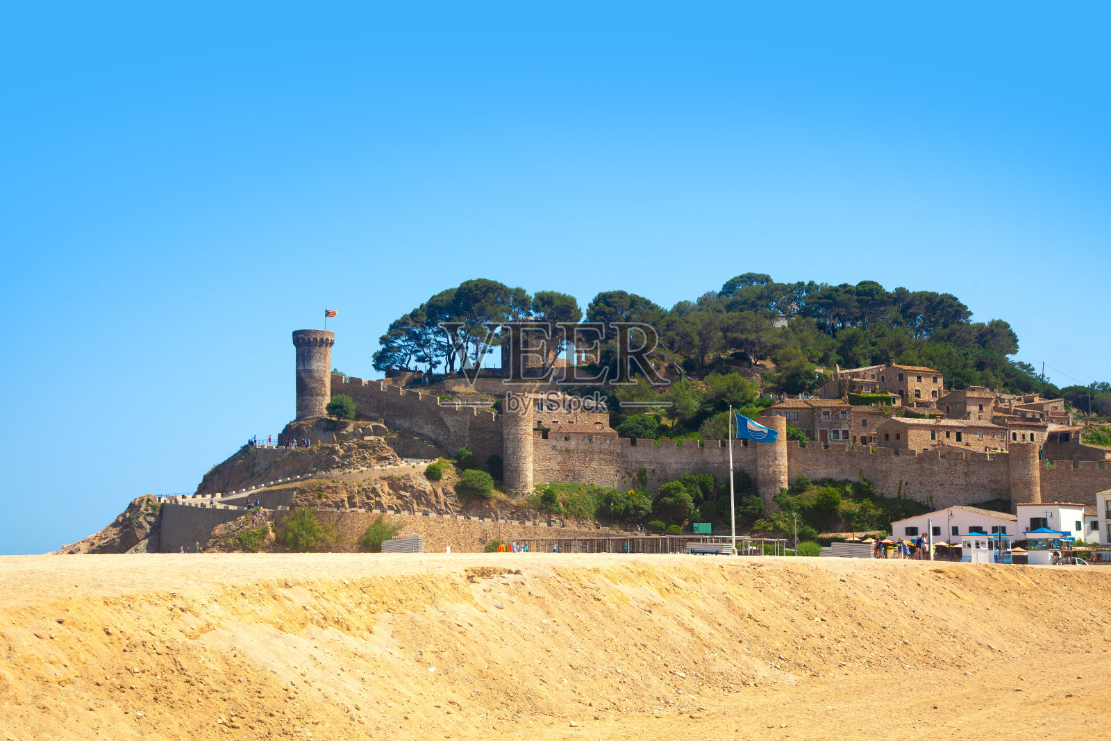 湛蓝天空衬托下的中世纪堡垒照片摄影图片