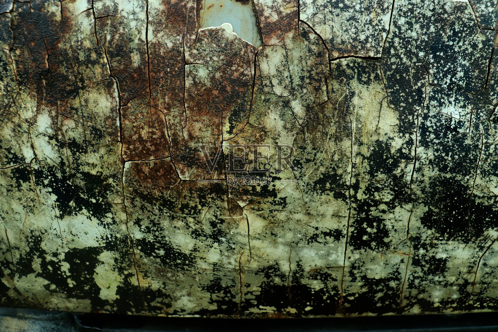 破损生锈的车盖。受损车身近照照片摄影图片