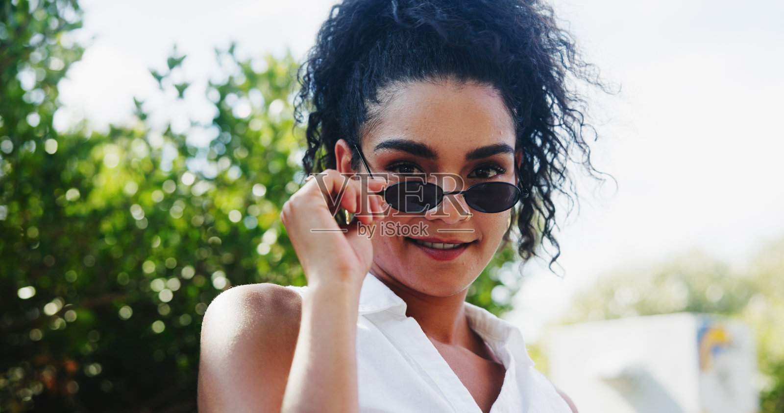 旅游，女孩和太阳镜与自然肖像在暑假，周末休息和凉爽的时尚旅行。人，户外，大胆与自信的时尚服装在假日冒险。照片摄影图片