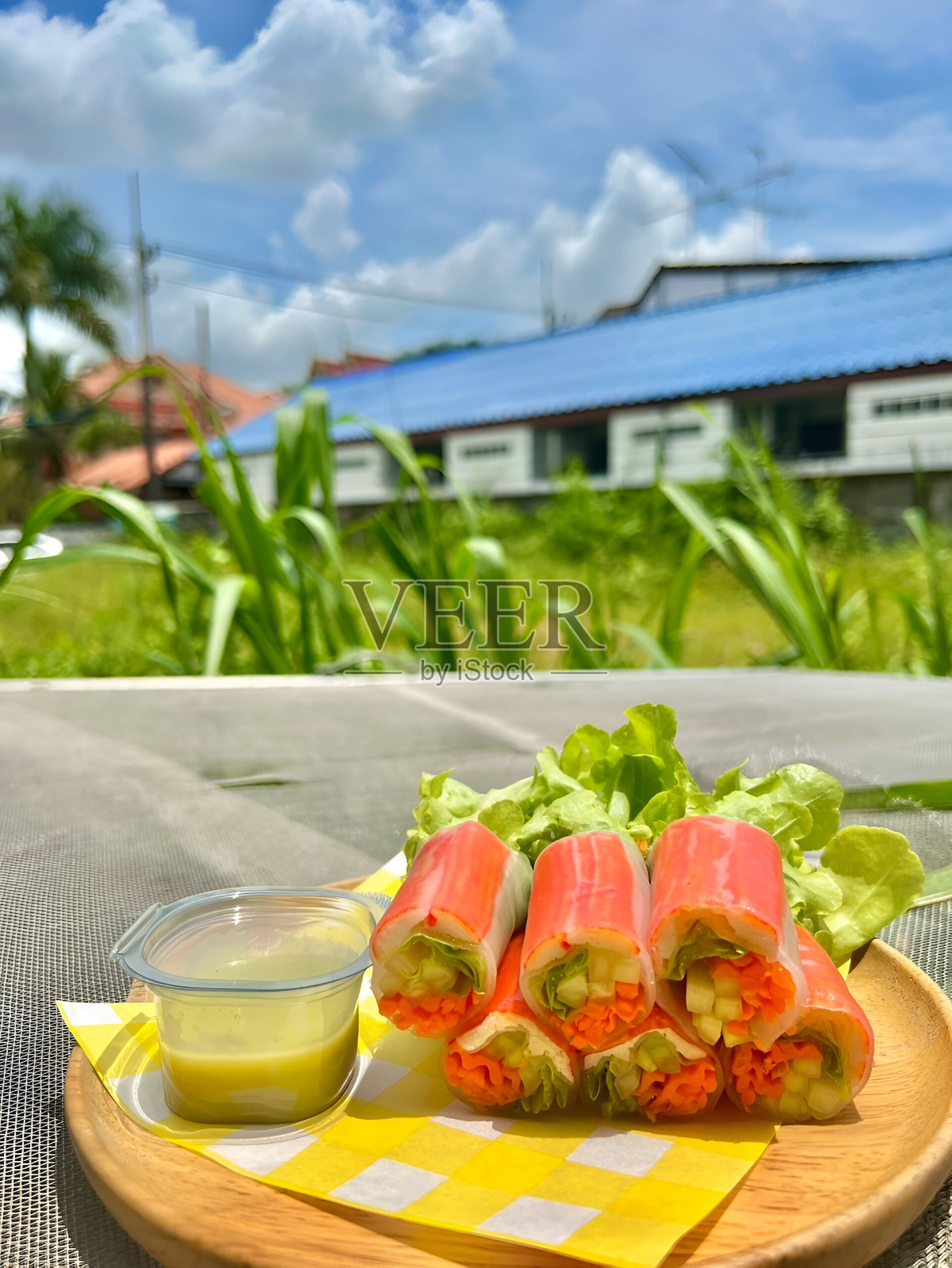 沙拉卷蟹棒与草的背景照片摄影图片