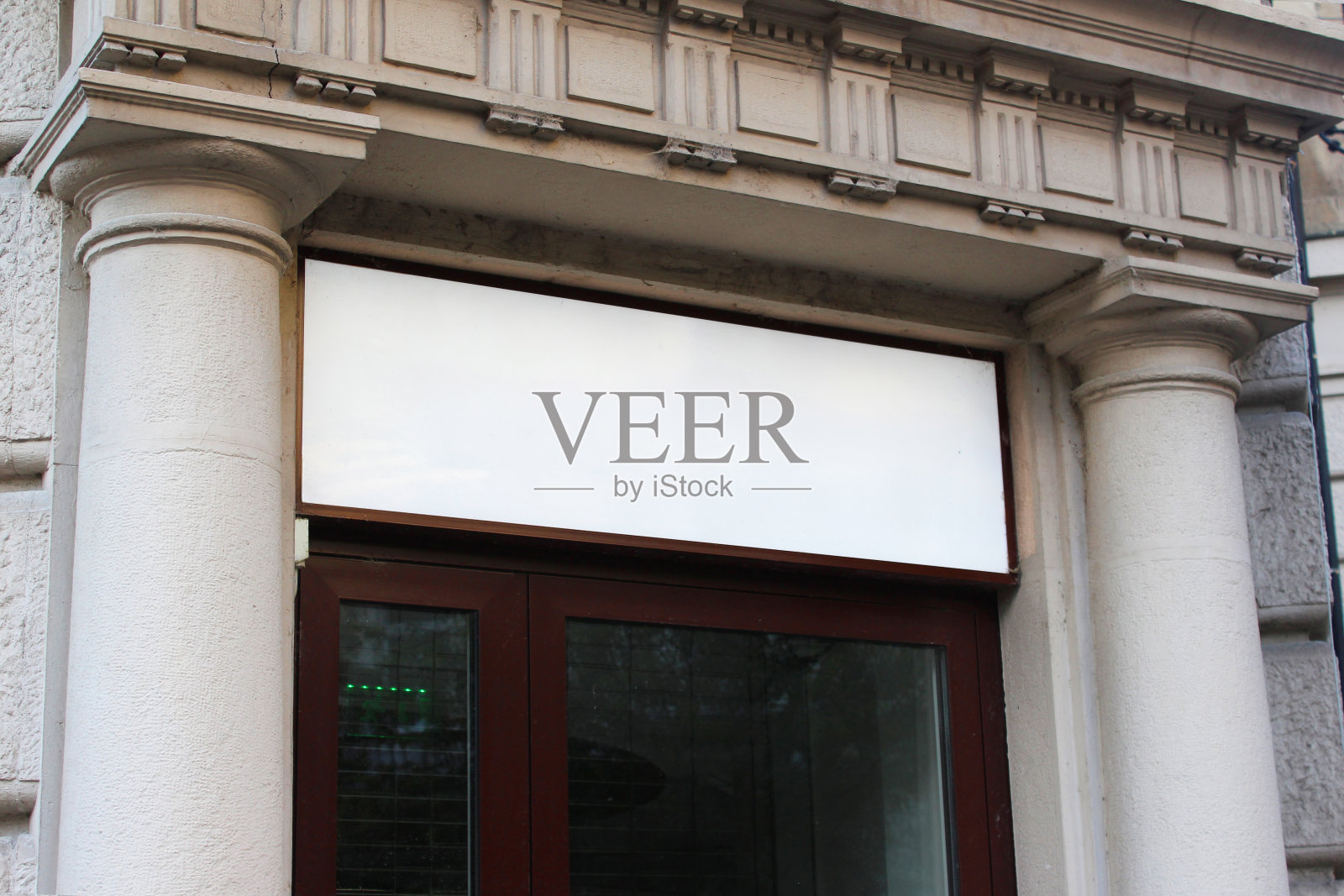 办公室或店面模型上的大型白色广告牌横幅。空白的白色办公室或商店标志模拟模板。照片摄影图片