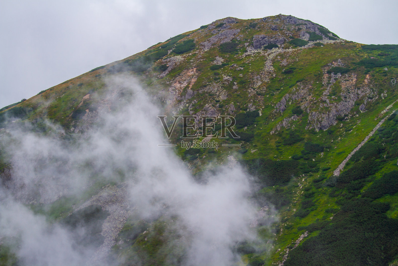 美丽的山景，有云有雾。照片摄影图片