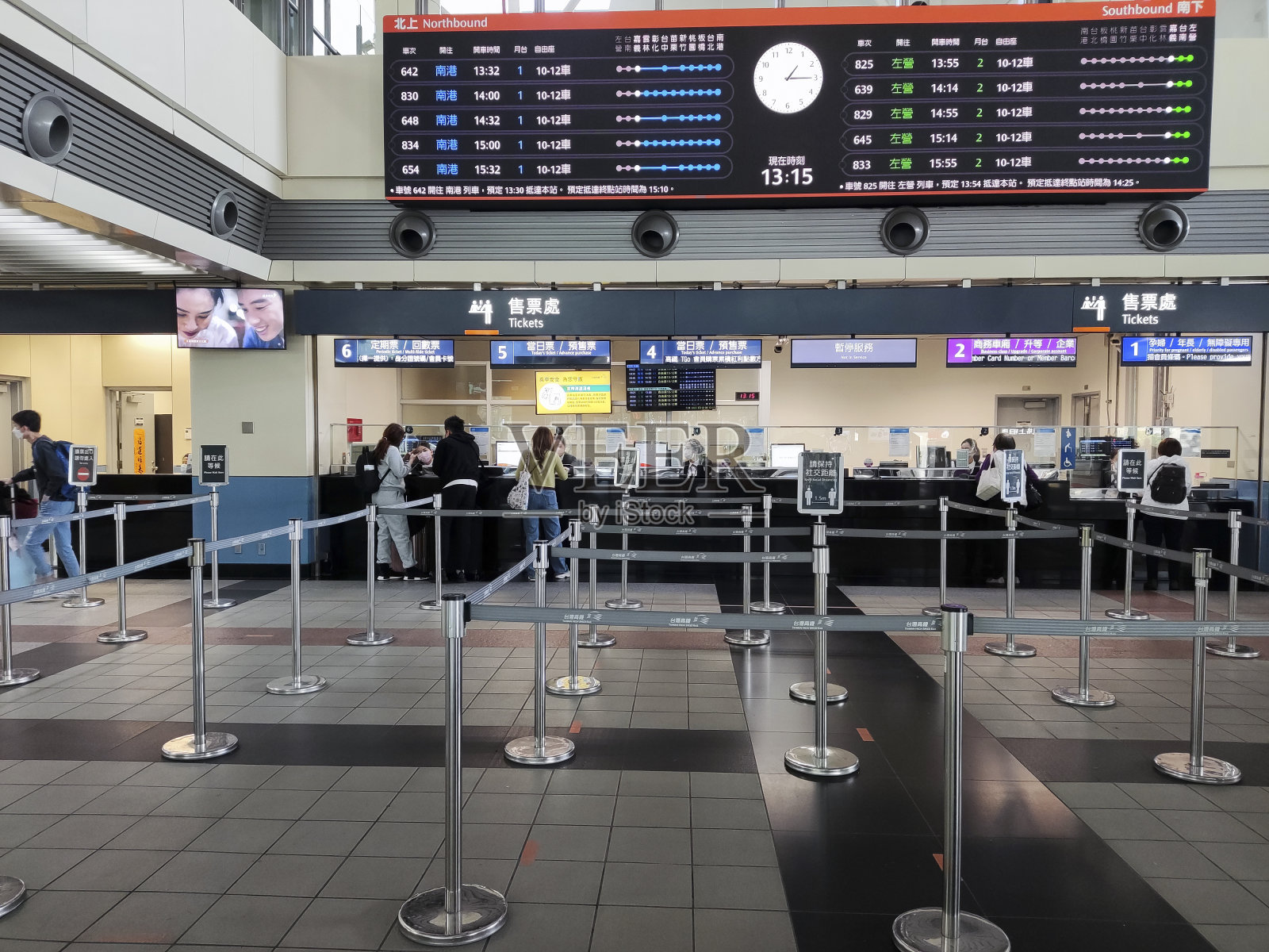 旅客在台湾嘉义高铁站高铁柜台购票照片摄影图片