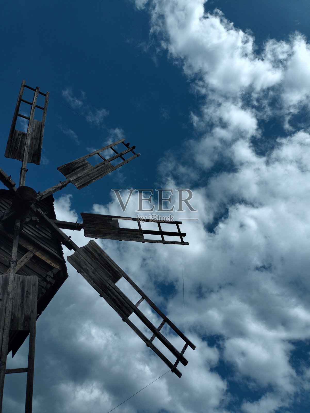 带叶片的木制风车照片摄影图片