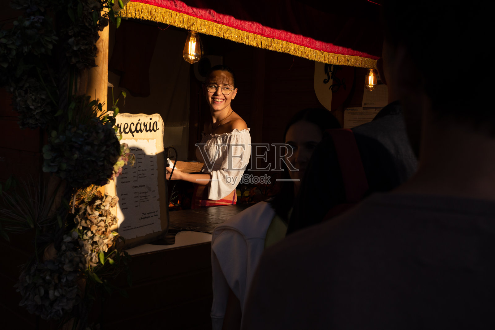 美丽的酒吧女招待在中世纪活动“中世纪之旅在圣玛丽亚的土地”，圣玛丽亚达费拉，葡萄牙。照片摄影图片