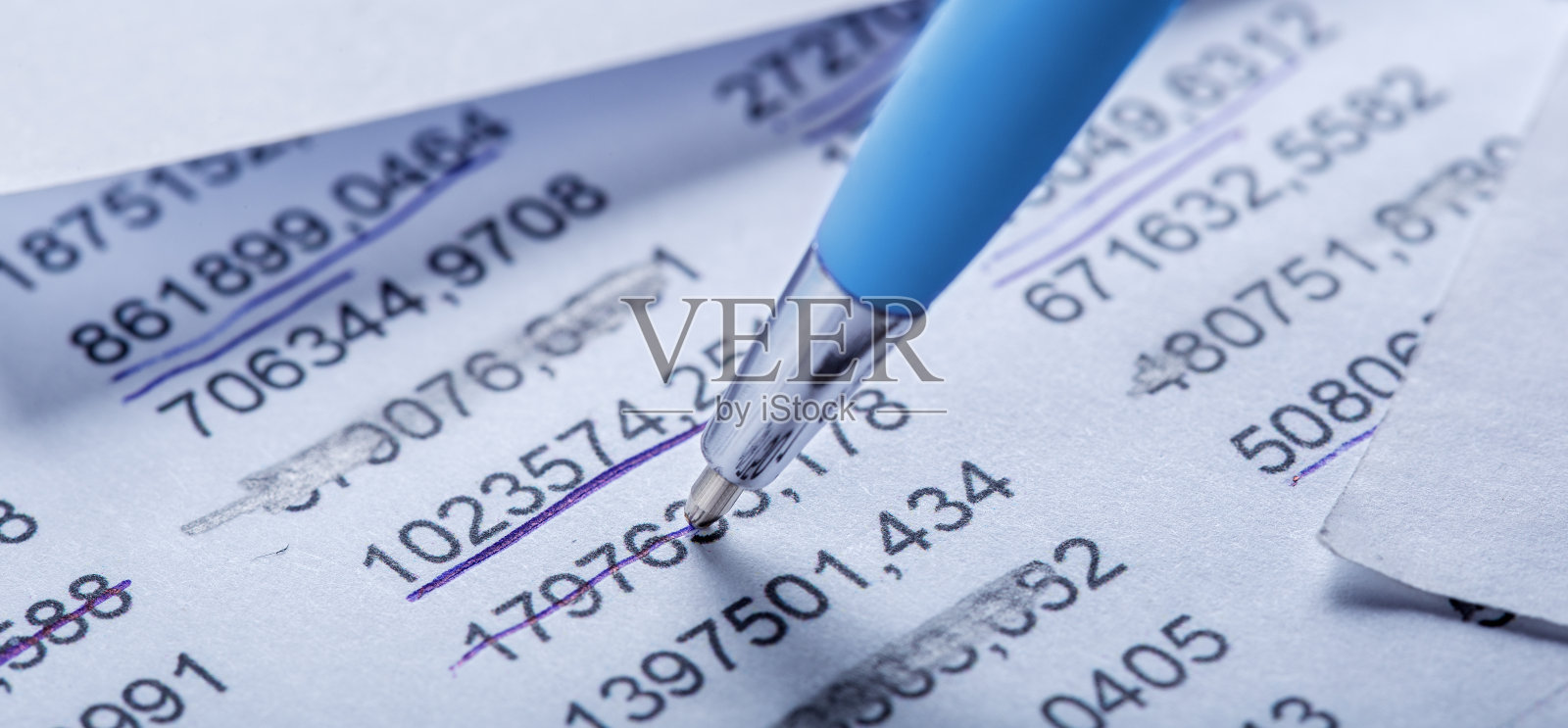 用笔记账，记账，核对财务报表。银行、财务报告和财务审计的概念。照片摄影图片