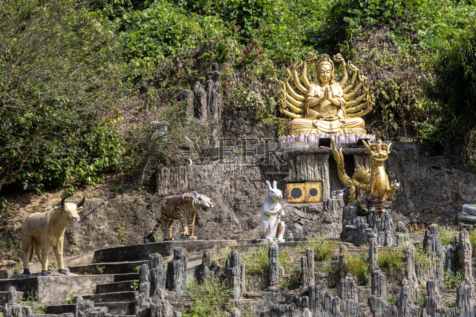 马来西亚柔佛州泗甸那的华国山寺照片摄影图片