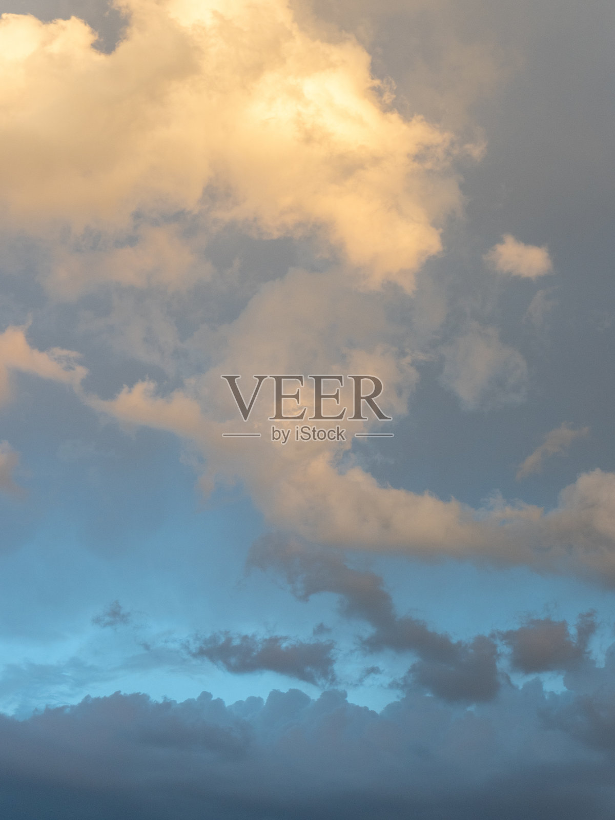 蔚蓝色的天空上乌云密布照片摄影图片